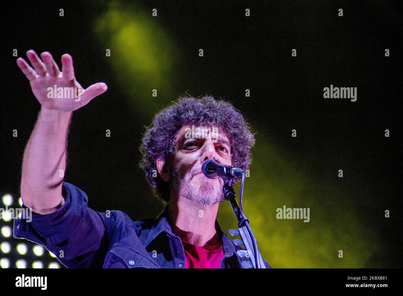 Der italienische Singer-Songwriter und Musiker Max Gazze trat am 19. August 2020 auf dem Sountrack Festival in Ostuni (BR), Italien, mit seiner Scendo in palco Tour auf, (Foto: Mimmo Lamacchia/NurPhoto) Stockfoto