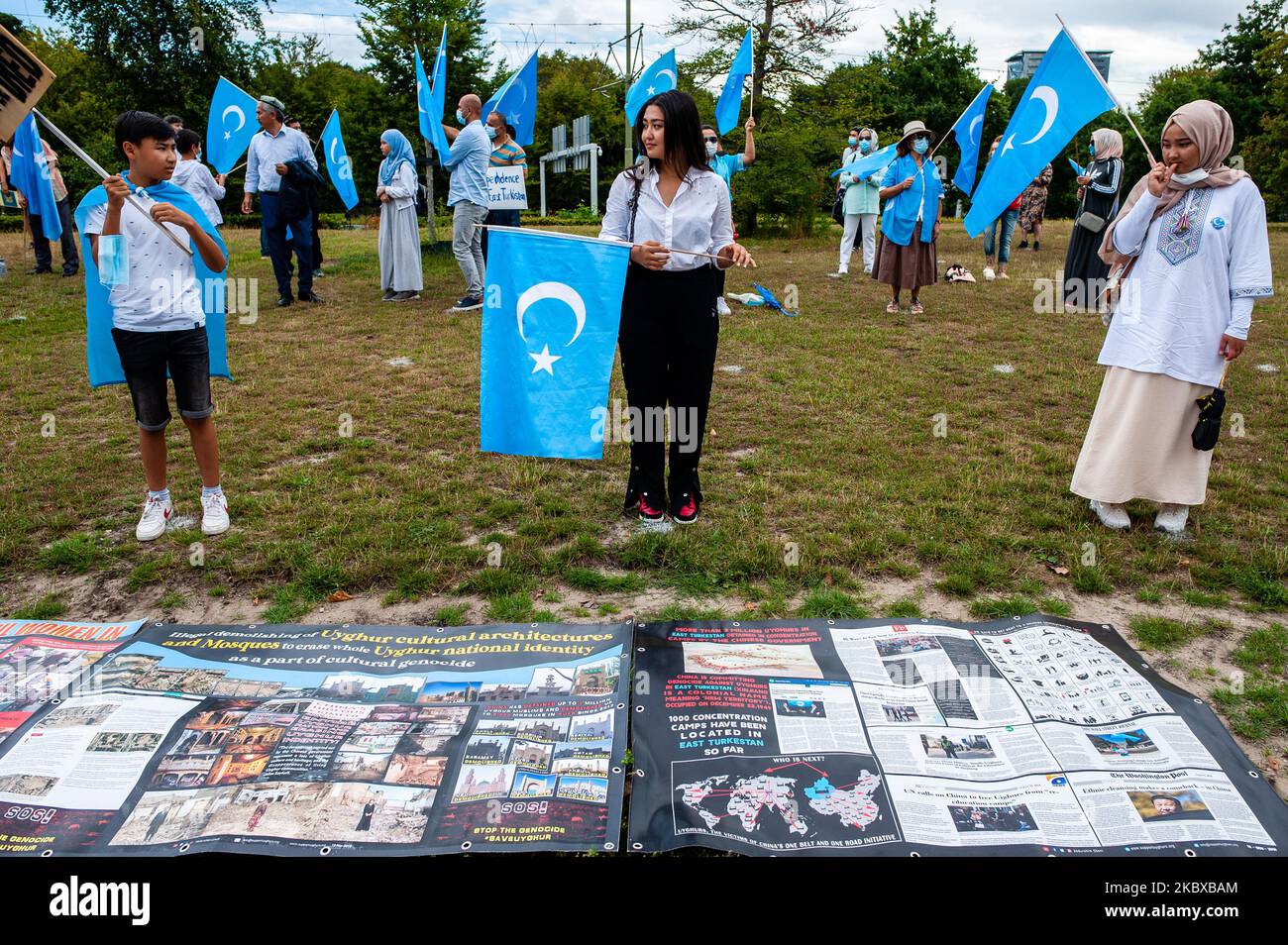 Eine Gruppe von Uiguren hält Plakate und Uiguren-Flaggen während der Demonstration 'Freiheit für Uiguren' in Den Haag, Niederlande, am 20.. August 2020. (Foto von Romy Arroyo Fernandez/NurPhoto) Stockfoto