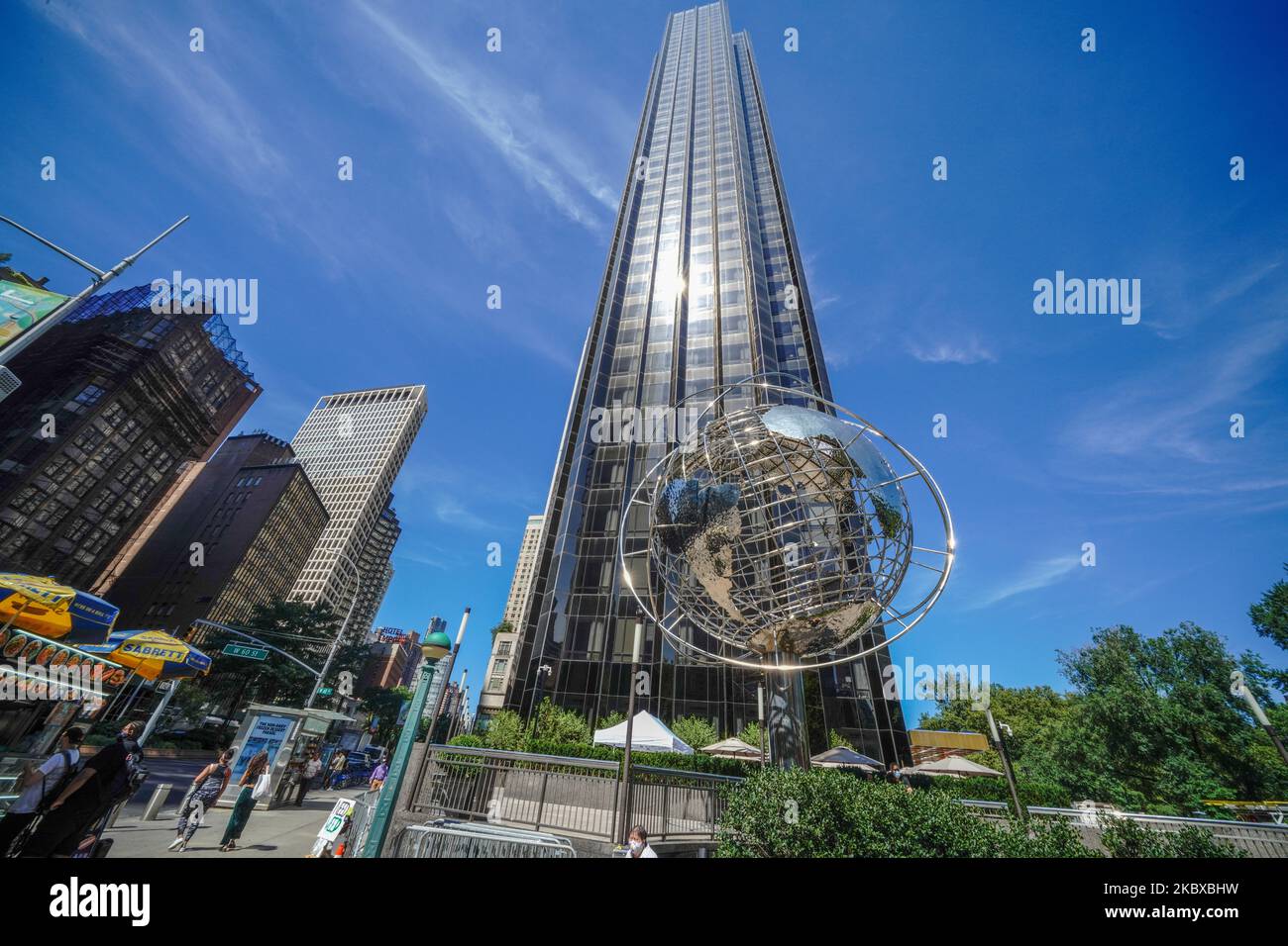 Die Globe Sculpture am Columbus Circle ist vor dem Trump International Hotel and Tower zu sehen, während New York City die Phase 4 der Wiedereröffnung fortsetzt, nachdem am 20. August 2020 in New York City Beschränkungen zur Verlangsamung der Ausbreitung des Coronavirus auferlegt wurden. Die vierte Phase ermöglicht Outdoor-Kunst und -Unterhaltung, Sportveranstaltungen ohne Fans und Medienproduktion. (Foto von John Nacion/NurPhoto) Stockfoto