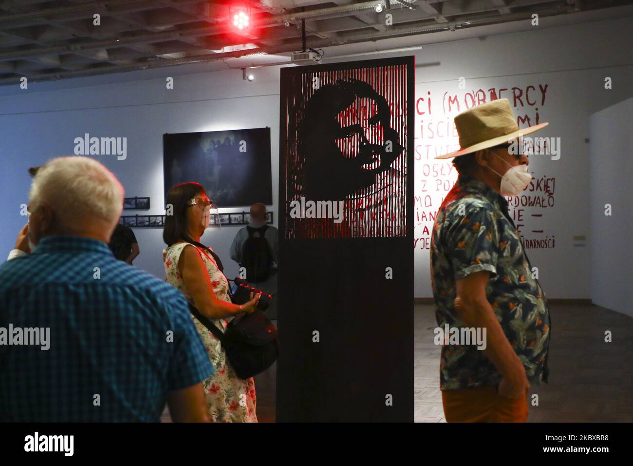 Dorota Nieznalskas Multimedia-Ausstellung „der Fall Stanislaw Pyjas“ ist in der Bunkier Sztuki-Kunstgalerie zu sehen. Krakau, Polen, am 20.. August 2020. Stanislaw Pyjas (1953–1977) war ein polnischer Student der Jagiellonen-Universität in Krakau, Mitglied der antikommunistischen Studentenbewegungen, der 1977 unter ungeklärten Umständen starb, die mit dem kommunistischen Sicherheitsdienst zu tun hatten. (Foto von Beata Zawrzel/NurPhoto) Stockfoto