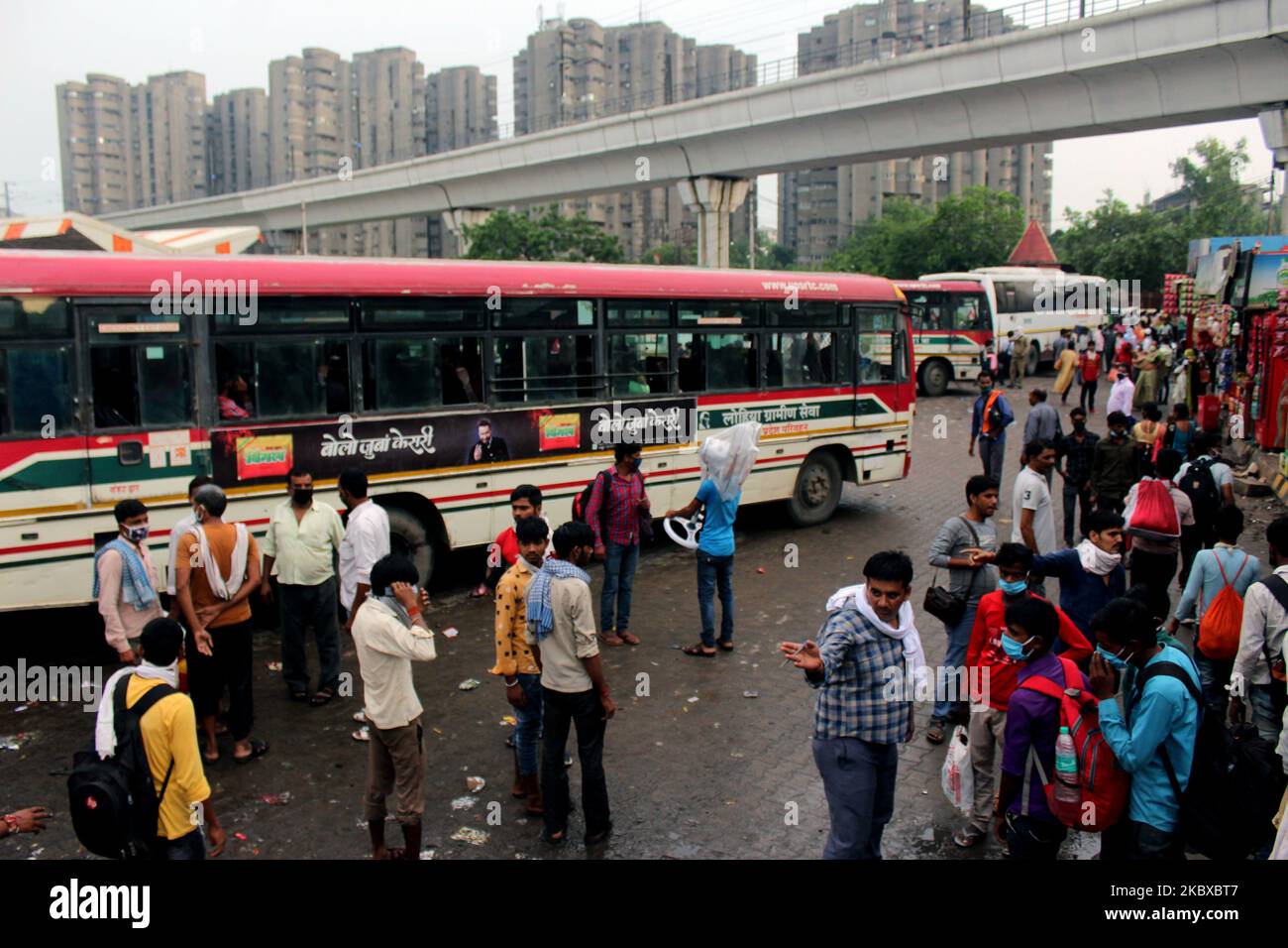 Arbeitsmigranten und Pendler, die aus anderen Staaten kommen, wurden am 20. August 2020 im Anand Vihar ISBT Terminal in Neu-Delhi, Indien, gesehen. (Foto von Mayank Makhija/NurPhoto) Stockfoto