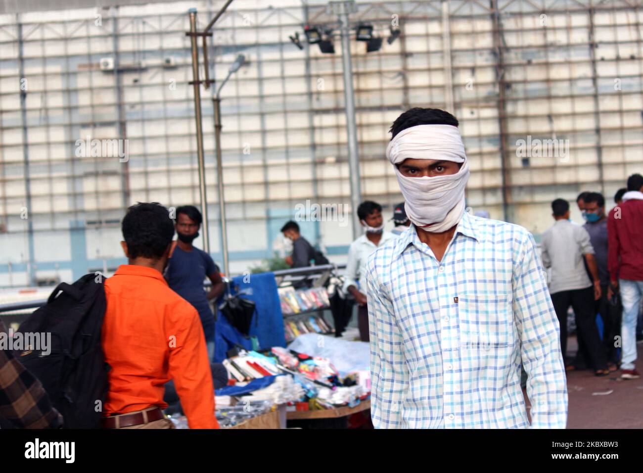 Während der Hauptverkehrszeit vor dem ISBT-Terminal von Anand Vihar benutzen Menschen Masken als Vorsichtsmaßnahme gegen Covid-19, wenn Wanderarbeiter am 20. August 2020 in Neu-Delhi, Indien, auf der Suche nach Arbeit in die Hauptstadt zurückkehren. (Foto von Mayank Makhija/NurPhoto) Stockfoto