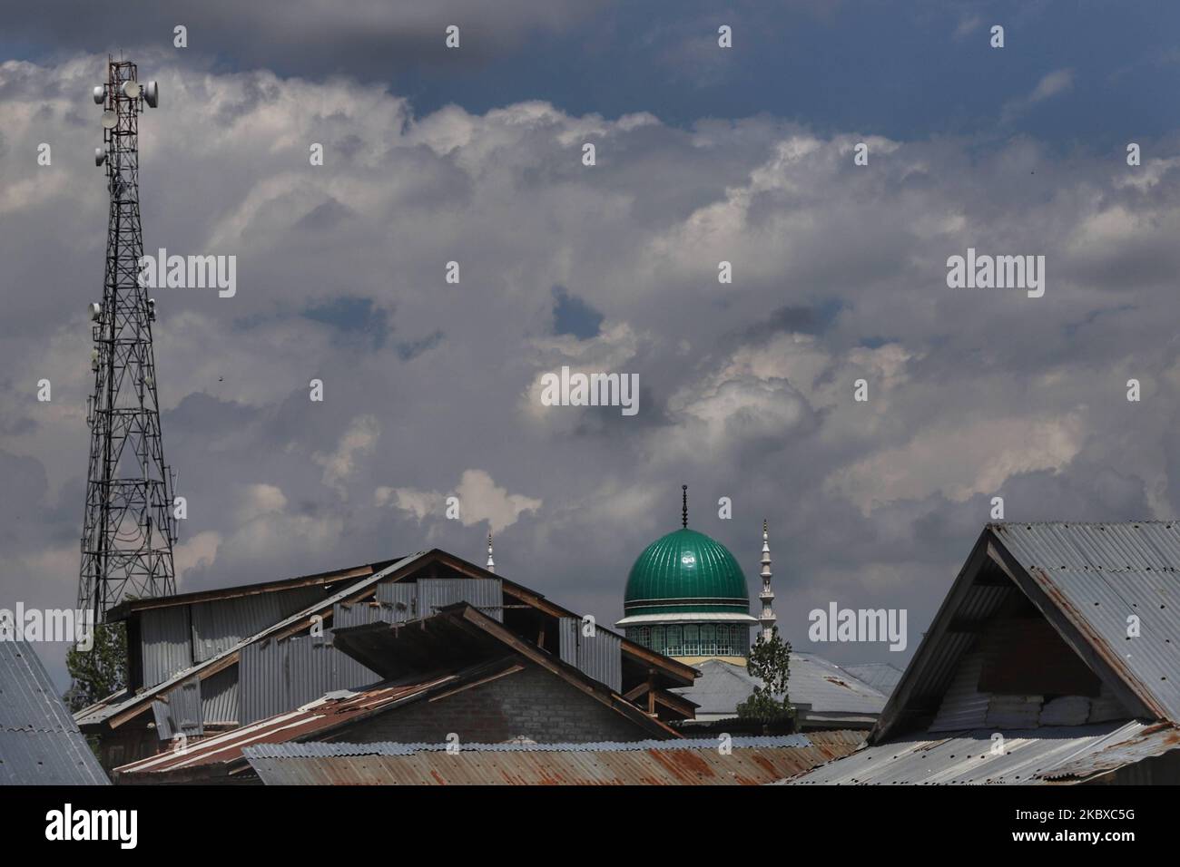 Das Grab einer Moschee (Masjid) zusammen mit den Mobilfunktürmen sind am 21. August 2020 in der Stadt Sovore im Distrikt Baramulla, Jammu und Kashmir, Indien, zu sehen. Bis zum 8. September wurde am späten Sonntag im Ganderbal-Distrikt von Zentralkashmir und in Udhampur in Jammu die Hochgeschwindigkeits-Internetverbindung 4G auf „Trial-Basis“ wiederhergestellt, was einen seit der Abschaffung von Artikel 370 seit einem Jahr andauerndem Blackout beendete. (Foto von Nasir Kachroo/NurPhoto) Stockfoto