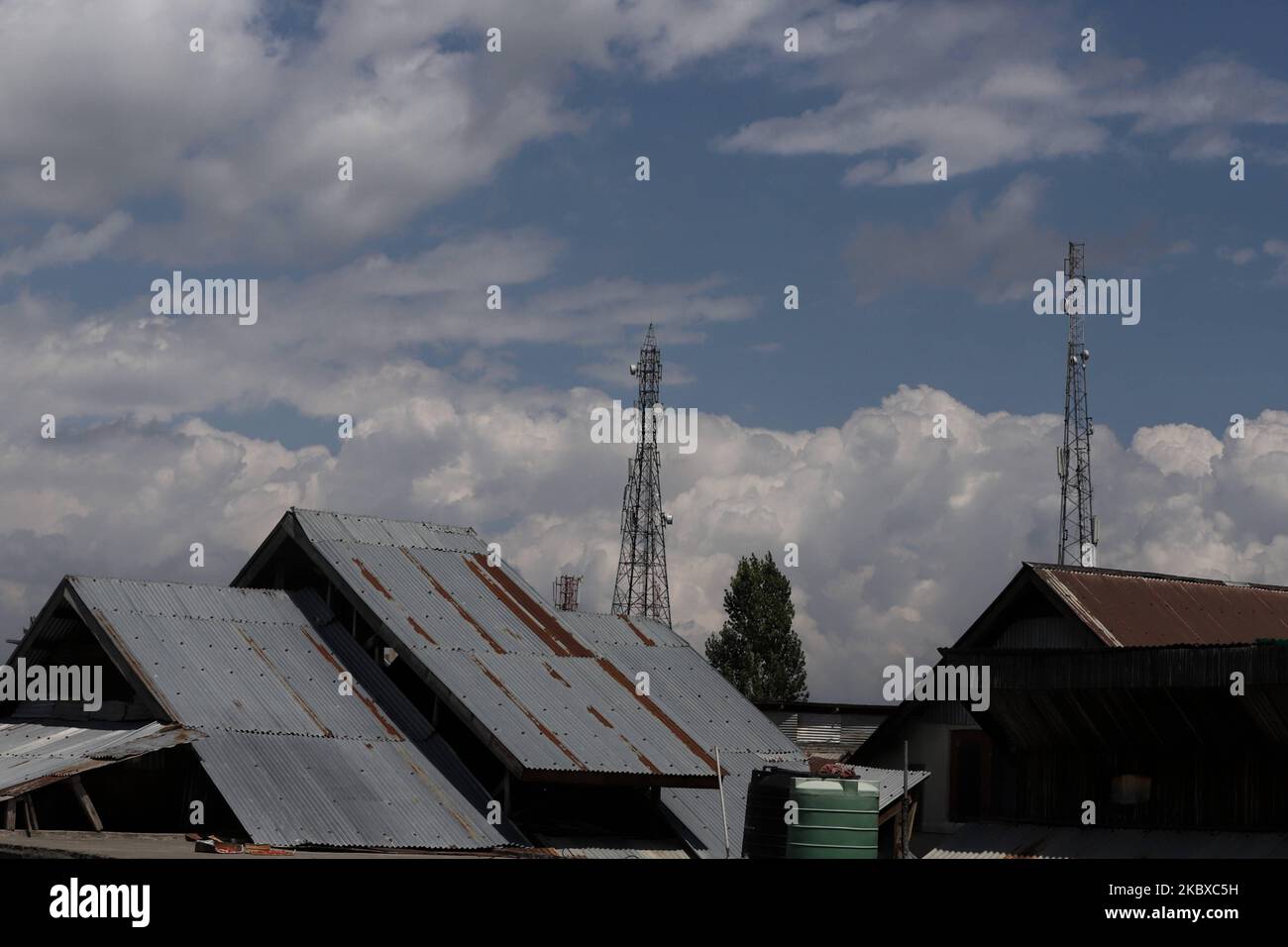 Mobilfunkmasten werden am 21. August 2020 durch Dächer von Wohngebäuden in Sovore Town of District Baramulla, Jammu und Kashmir, Indien, gesehen. Bis zum 8. September wurde am späten Sonntag im Ganderbal-Distrikt von Zentralkashmir und in Udhampur in Jammu die Hochgeschwindigkeits-Internetverbindung 4G auf „Trial-Basis“ wiederhergestellt, was einen seit der Abschaffung von Artikel 370 seit einem Jahr andauerndem Blackout beendete. (Foto von Nasir Kachroo/NurPhoto) Stockfoto