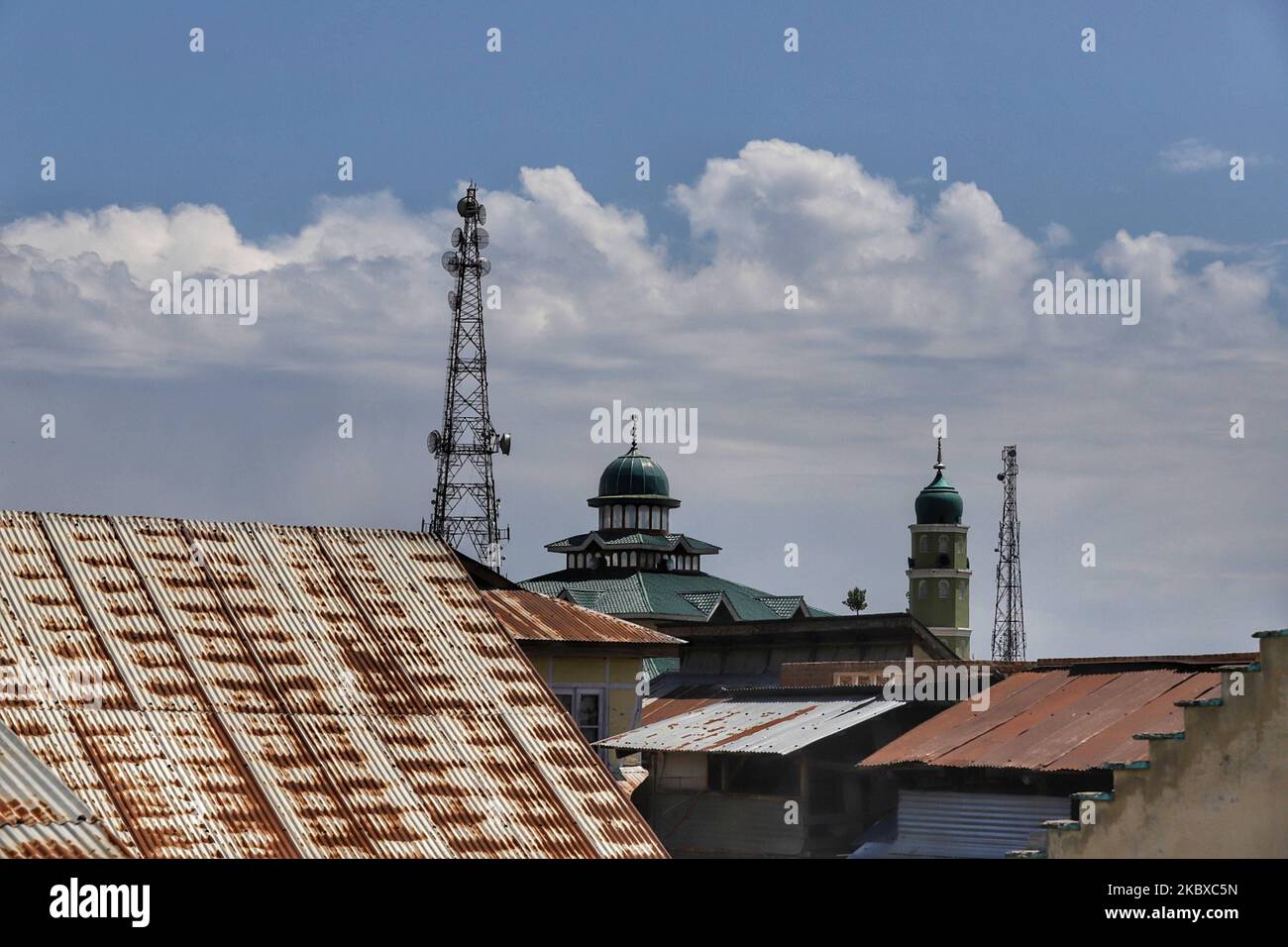 Das Grab einer Moschee (Masjid) zusammen mit den Mobilfunktürmen sind am 21. August 2020 in der Stadt Sovore im Distrikt Baramulla, Jammu und Kashmir, Indien, zu sehen. Bis zum 8. September wurde am späten Sonntag im Ganderbal-Distrikt von Zentralkashmir und in Udhampur in Jammu die Hochgeschwindigkeits-Internetverbindung 4G auf „Trial-Basis“ wiederhergestellt, was einen seit der Abschaffung von Artikel 370 seit einem Jahr andauerndem Blackout beendete. (Foto von Nasir Kachroo/NurPhoto) Stockfoto