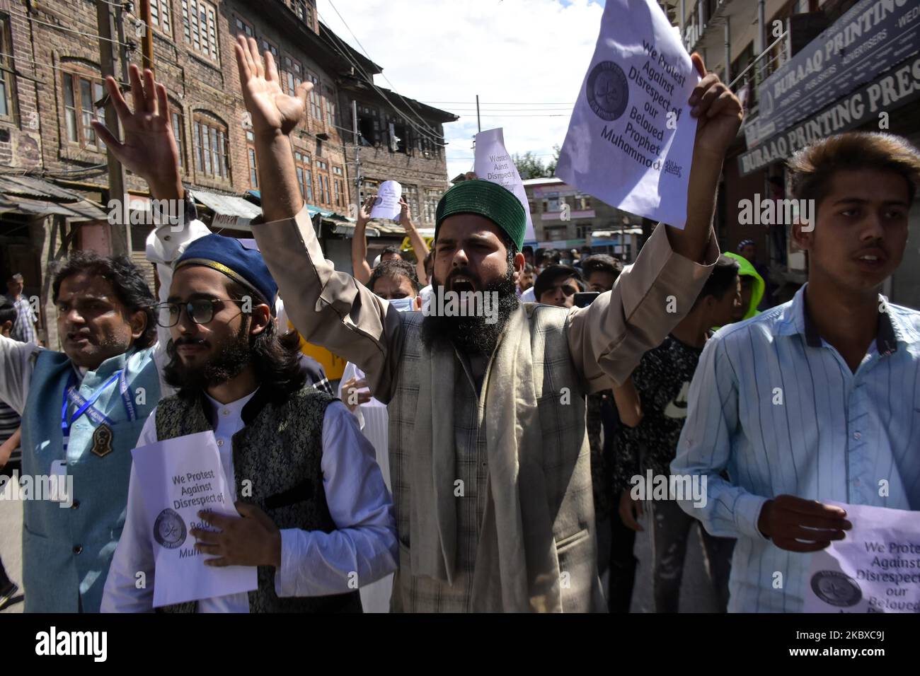 muslimische Demonstranten aus Kaschmir protestieren gegen die blasphemischen Äußerungen der Hindu-Gemeinschaft in Srinahar, dem indischen Kaschmir, am 21. August 2020. Seit einigen Tagen protestieren kaschmirische muslime gegen die Mitglieder einer extremistischen Hindu-Gruppe in Jammus Reasi, weil sie blasphemische Äußerungen gegen den Propheten des Islam gemacht haben. (Foto von Muzamil Mattoo/NurPhoto) Stockfoto