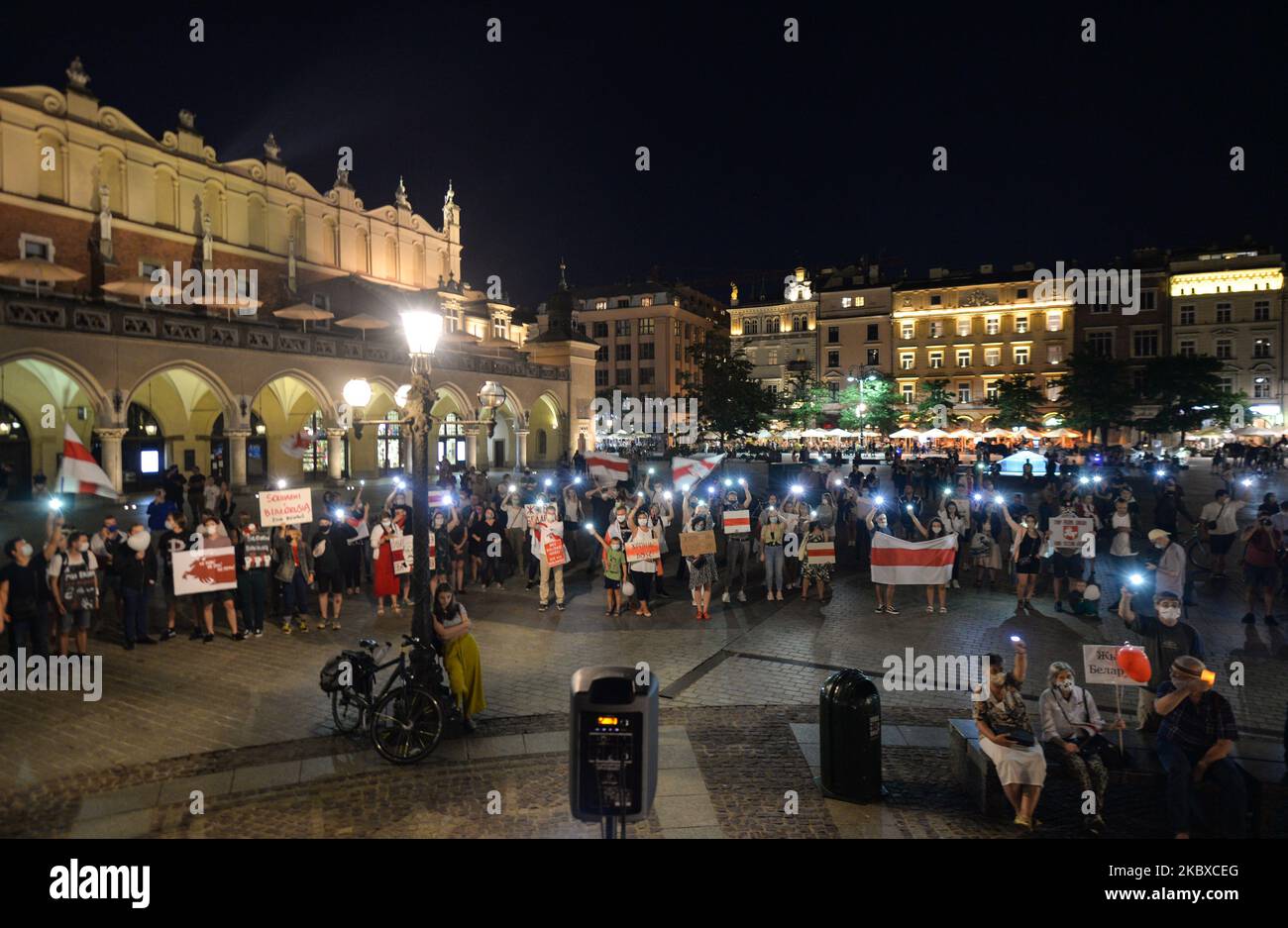 Am 20. August 2020 protestieren Menschen in Krakau, Polen, gegen das Lukaschenko-Regime. Seit den umstrittenen Wahlen in Belarus protestieren Mitglieder der belarussischen Diaspora in vielen Städten Europas, darunter auch in Krakau.Gestern Abend wurde ein weiterer Protest gegen Alexander Lukaschenko auf dem Marktplatz in Krakau neben dem Adam-Mickiewicz-Denkmal organisiert. (Foto von Artur Widak/NurPhoto) Stockfoto