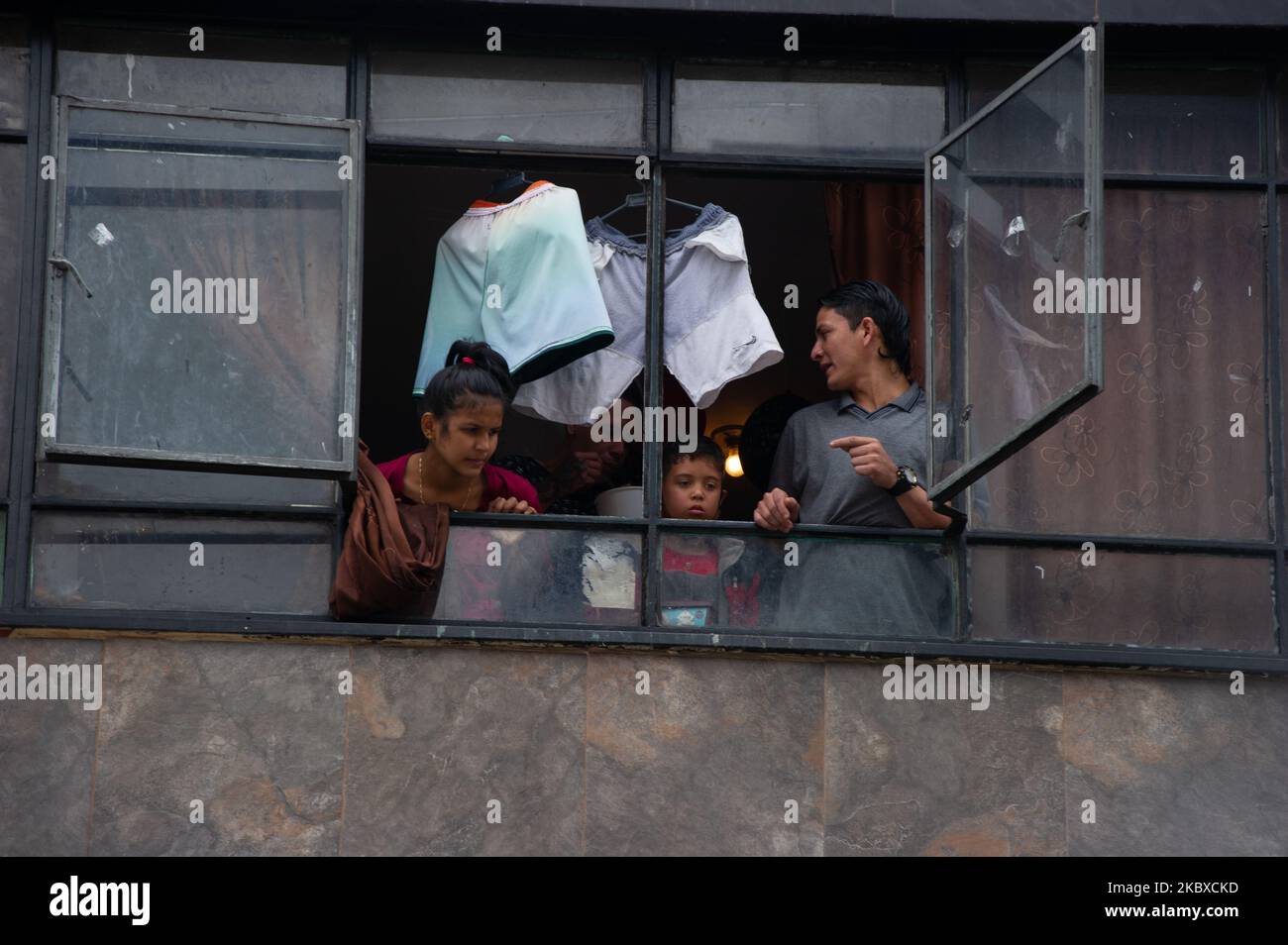 Eine Familie blickt während der sektorisierten Aussperrung am 21. August 2020 in Bogota, Kolumbien, über das Fenster ihrer Wohnung. (Foto von Sebastian Barros/NurPhoto) Stockfoto