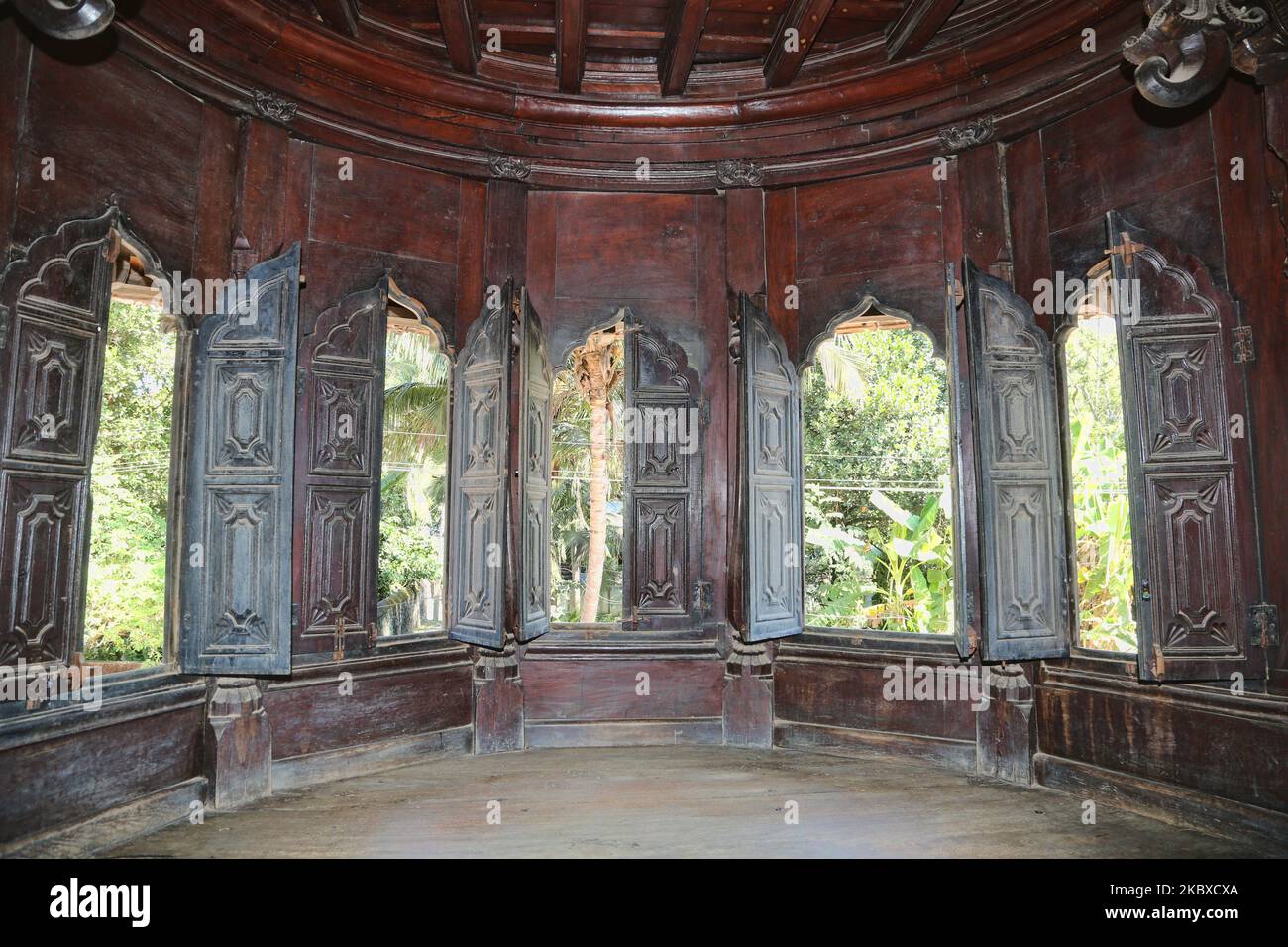 Ambari Mukhappu (Raum, der für die Könige gebaut wurde, um die Wagenrennen während der Festivals zu sehen) im Padmanabhapuram Royal Palace in Padmanabhapuram, Tamil Nadu, Indien. Padmanabhapuram Palace (auch bekannt als Kalkulam Palace) ist die ehemalige Hauptstadt des ehemaligen Hindu-Königreichs Travancore wurde um 1601 n. Chr. von Iravi Varma Kulasekhara Perumal gebaut. Der Gründer des modernen Travancore, König Anizham Thirunal Marthanda Varma (1706-1758), der Travancore von 1729 bis 1758 regierte, baute den Palast um 1750 wieder auf. (Foto von Creative Touch Imaging Ltd./NurPhoto) Stockfoto