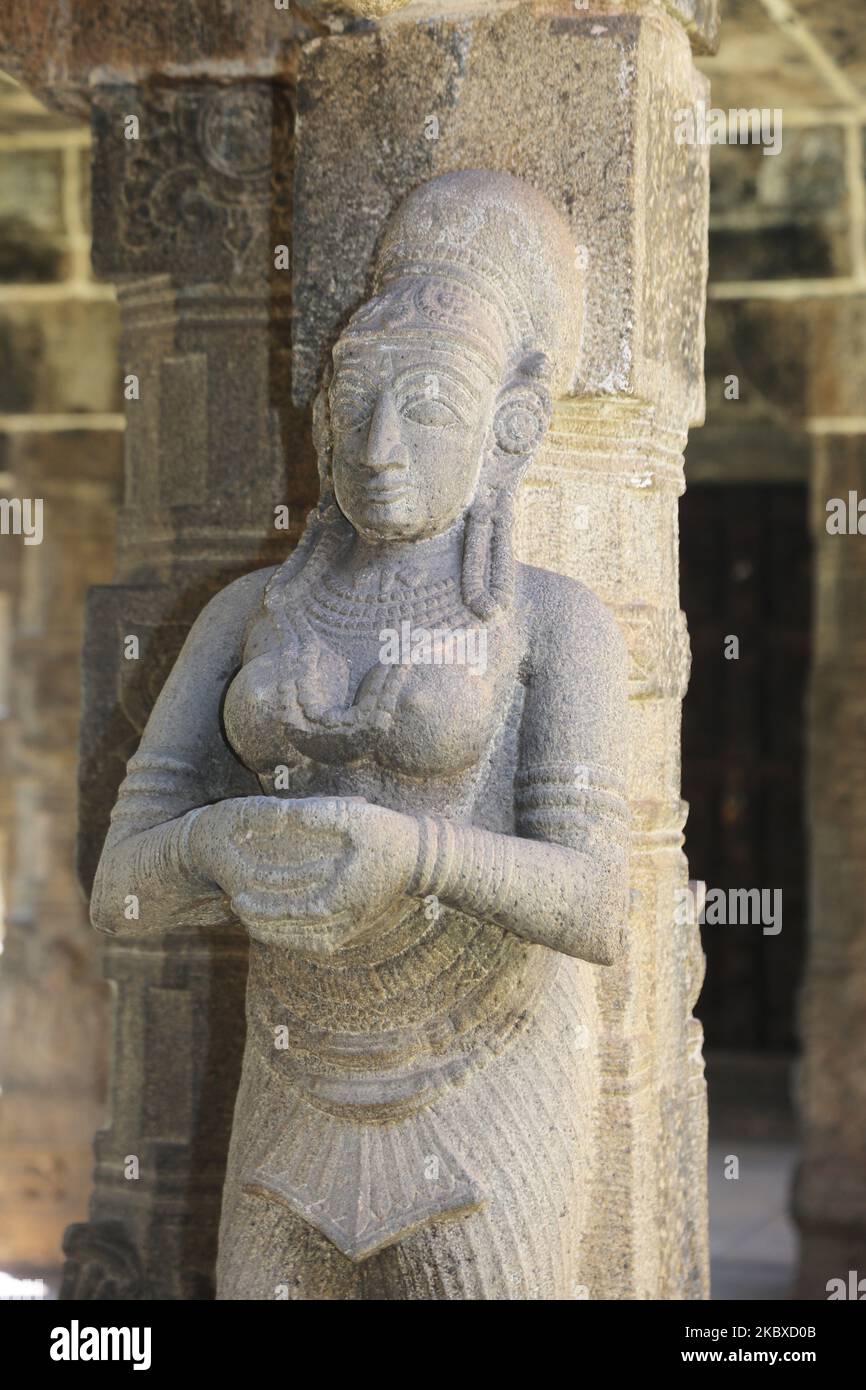 Steinsäulen mit detailreichen Schnitzereien und Figuren schmücken die Navarathri Mandapam (Aufführungshalle) im Padmanabhapuram Royal Palace in Padmanabhapuram, Tamil Nadu, Indien. Padmanabhapuram Palace (auch bekannt als Kalkulam Palace) ist die ehemalige Hauptstadt des ehemaligen Hindu-Königreichs Travancore wurde um 1601 n. Chr. von Iravi Varma Kulasekhara Perumal gebaut. Der Gründer des modernen Travancore, König Anizham Thirunal Marthanda Varma (1706-1758), der Travancore von 1729 bis 1758 regierte, baute den Palast um 1750 wieder auf. (Foto von Creative Touch Imaging Ltd./NurPhoto) Stockfoto