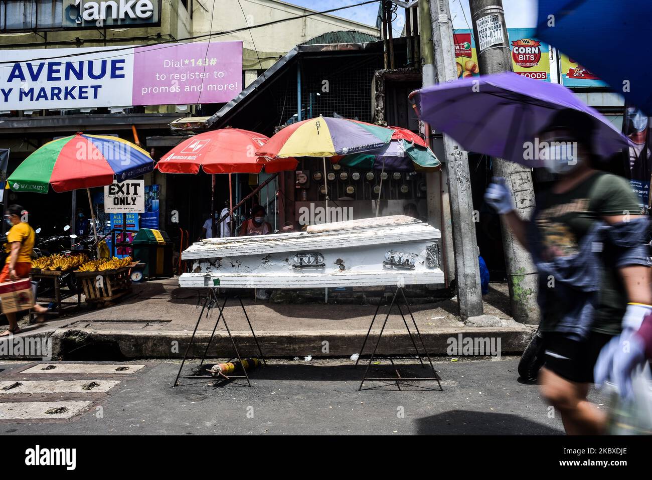 Am 22. August 2020 wird vor einem öffentlichen Markt in Quezon City, Philippinen, ein Sarg ausgestellt. Die Gesamtzahl der COVID-19-Fälle auf den Philippinen stieg auf 187.249, nachdem 4.933 neue Fälle registriert wurden. (Foto: Lisa Marie David/NurPhoto) Stockfoto