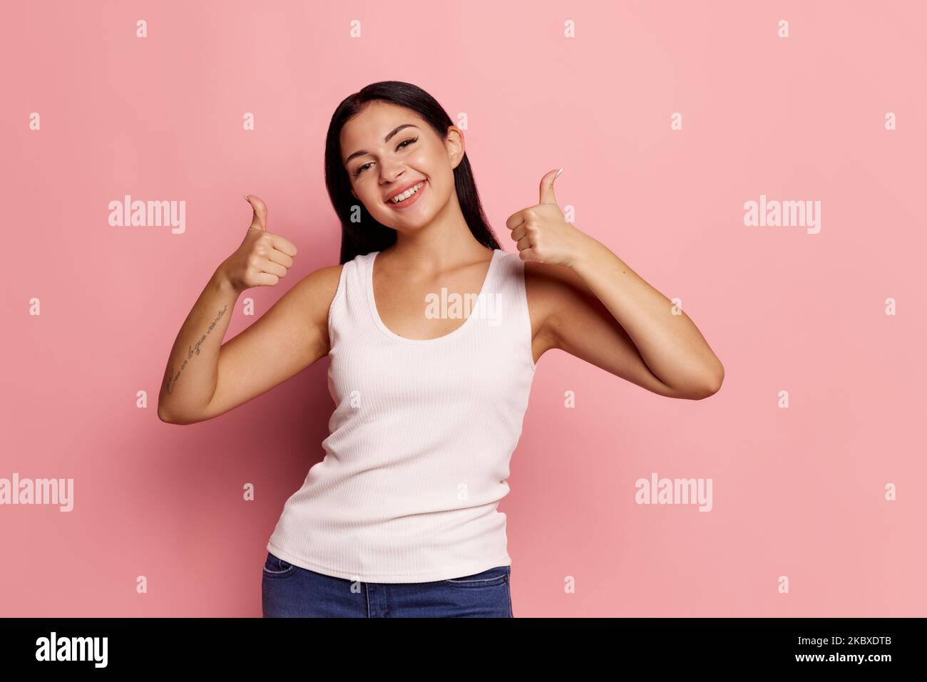 Mir geht es gut. Glückliche Frau, Schild ok, lächelnd, isoliert auf trendigen rosa Studio-Hintergrund. Schönes weibliches Porträt in halber Länge. Emotionale Frau. Mensch Stockfoto