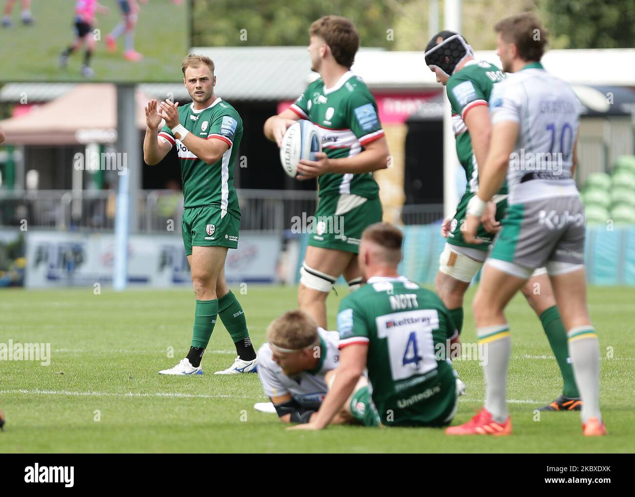 Matt Williams von London Irish klatschte während des Spiels der Gallagher Premiership zwischen London Irish und Northampton Saints am 22. August in The Stoop, Twickenham, Lonodn, England, mit seinen Mannschaftsmatern, 2020. (Foto von Jacques Feeney/MI News/NurPhoto) Stockfoto