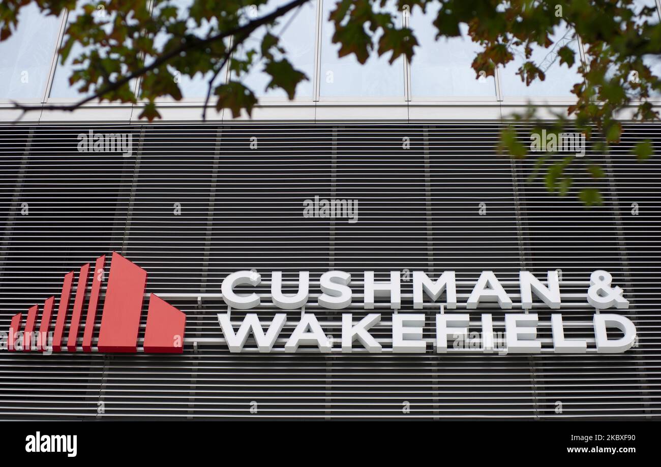 Das Cushman- und Wakefield-Logo ist am 23. August 2020 in Warschau, Polen, auf dem neuen Bürokomplex in Warschau ZU sehen. (Foto von Aleksander Kalka/NurPhoto) Stockfoto