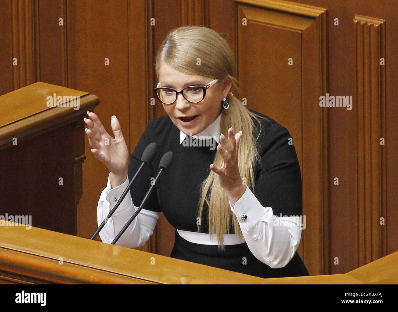 Dieses Foto, das am 2. Oktober 2019 aufgenommen wurde, zeigt die Vorsitzende der politischen Partei „Batkiwschtschyna“ und die ehemalige ukrainische Premierministerin Julia Timoschenko während einer Parlamentssitzung von Werchowna Rada in Kiew, Ukraine. Yulia Timoschenko wurde positiv auf das COVID-19-Coronavirus getestet und befindet sich in einem schweren Zustand, wie Timoschenkos Pressesprecherin Maryna Soroka am 23. August 2020 auf ihrer Facebook-Seite mitteilte. (Foto von STR/NurPhoto) Stockfoto