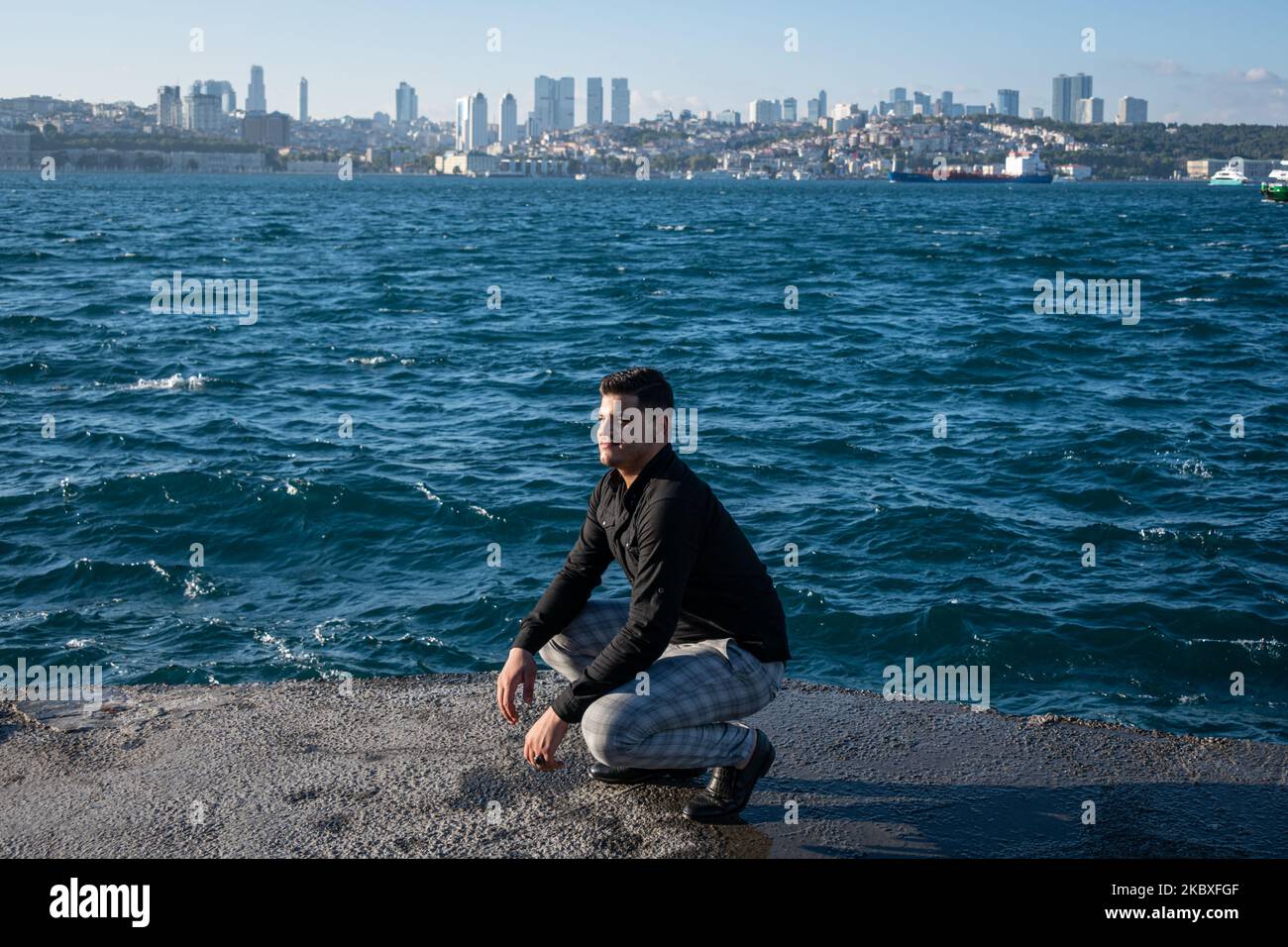 Am 23. August 2020 gingen Bürger der größten Stadt der Türkei, Istanbul, am 24. August 2020, an einem Sonntagnachmittag zu Freizeitaktivitäten und verfolgten tägliche Routinen, während sie Gesichtsmasken trugen, wie von der türkischen Regierung gefordert, um die Ausbreitung von Covid-19 zu reduzieren. Im Bild oben posiert ein Mann für ein Foto an der Küste des Bosporus in Uskudar, Istanbul. (Foto von Diego Cupolo/NurPhoto) Stockfoto