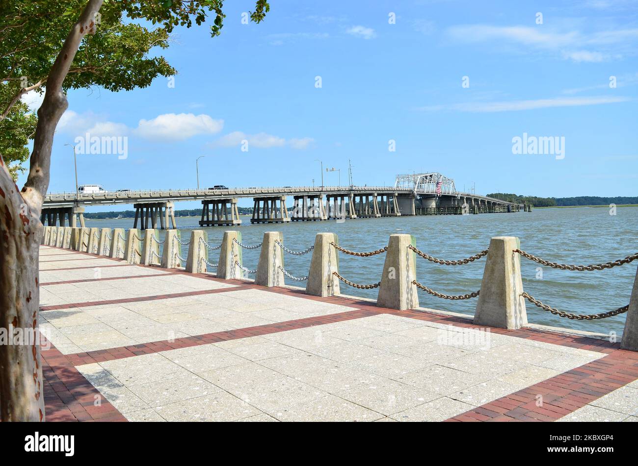 Blick auf die Brücke von der Promenade Stockfoto