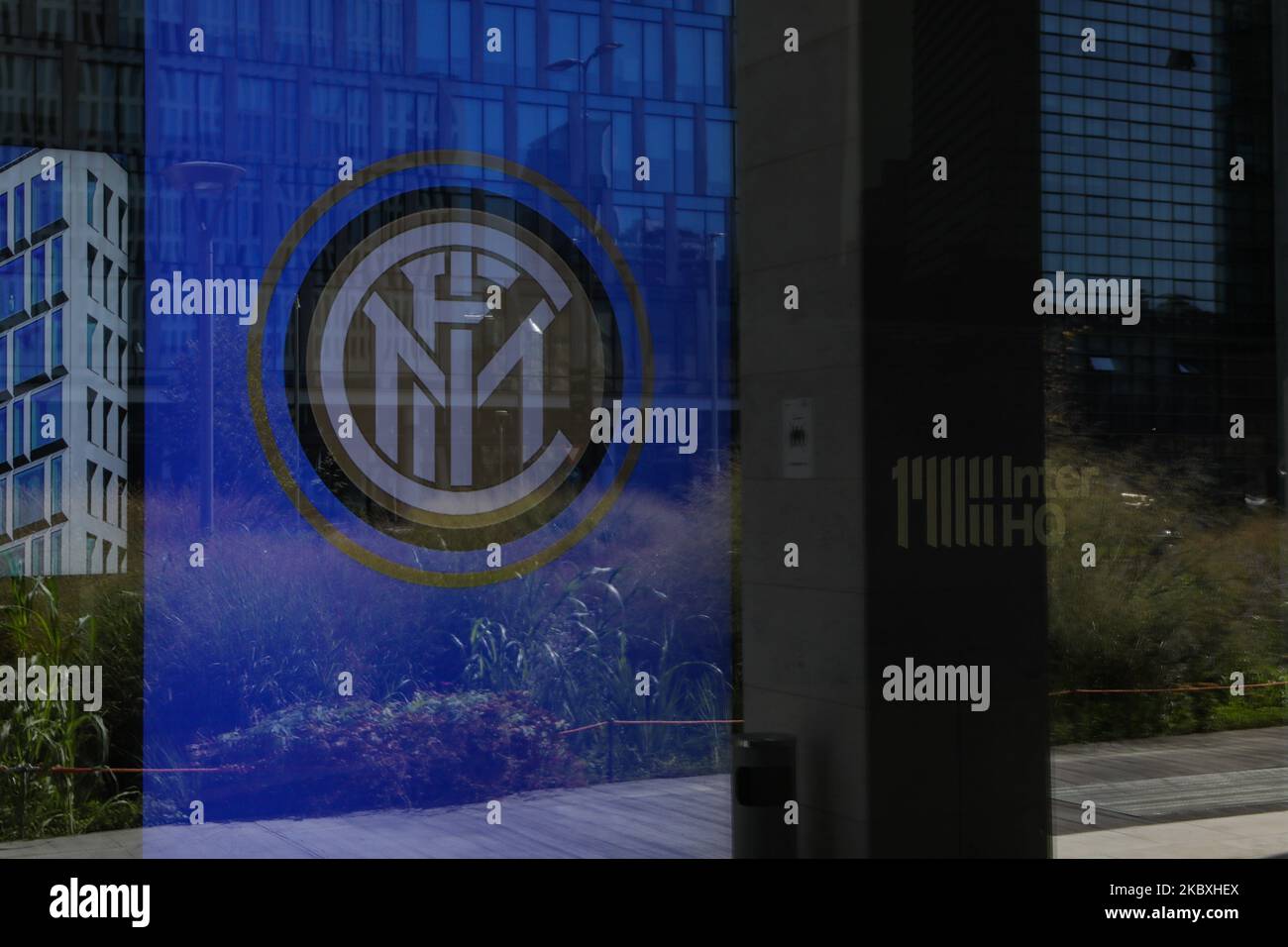 Das Logo des FC Internazionale vor dem Inter-Hauptsitz in Mailand, Italien, am 25 2020. August (Foto: Mairo Cinquetti/NurPhoto) Stockfoto