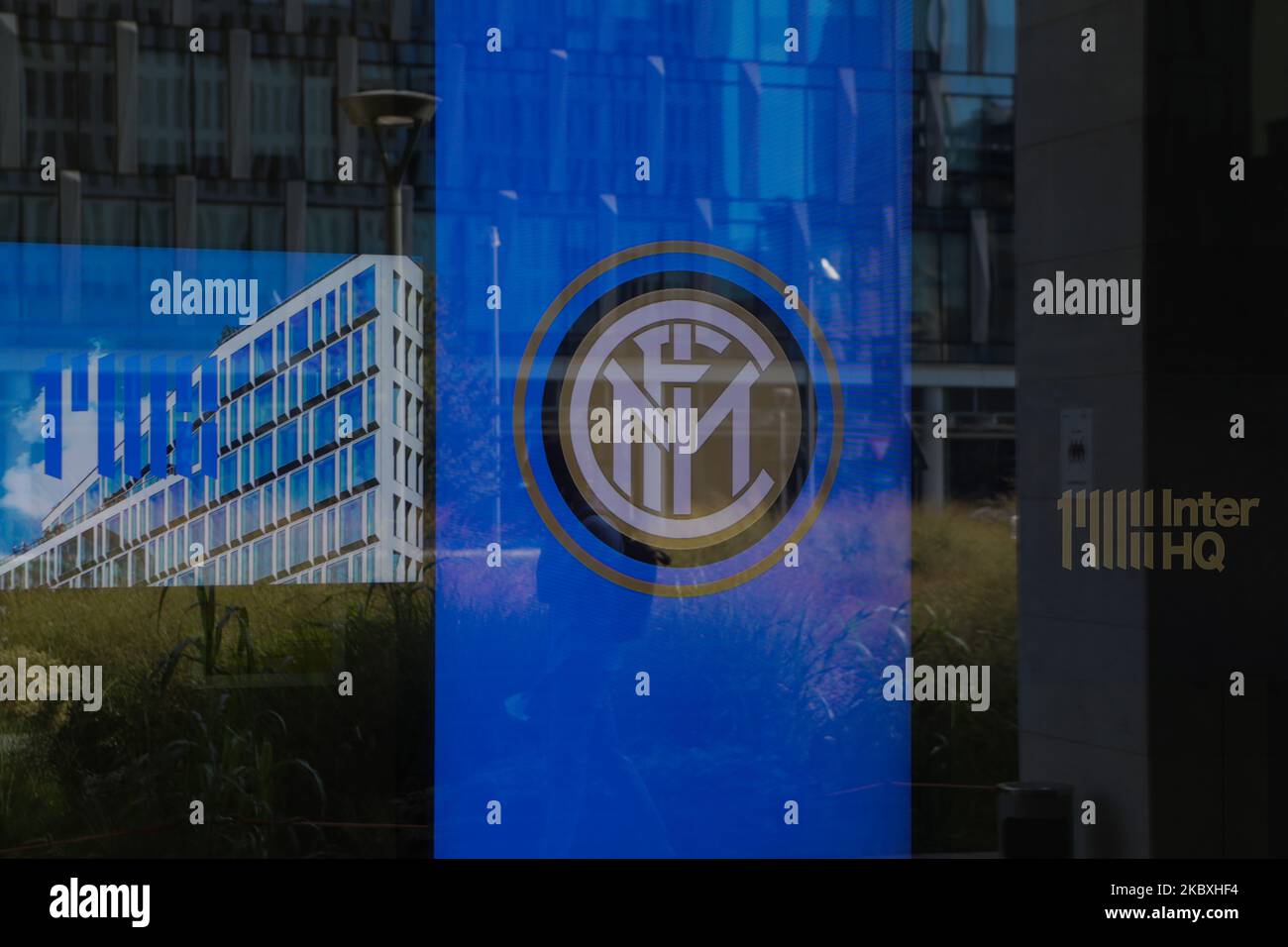 Das Logo des FC Internazionale vor dem Inter-Hauptsitz in Mailand, Italien, am 25 2020. August (Foto: Mairo Cinquetti/NurPhoto) Stockfoto