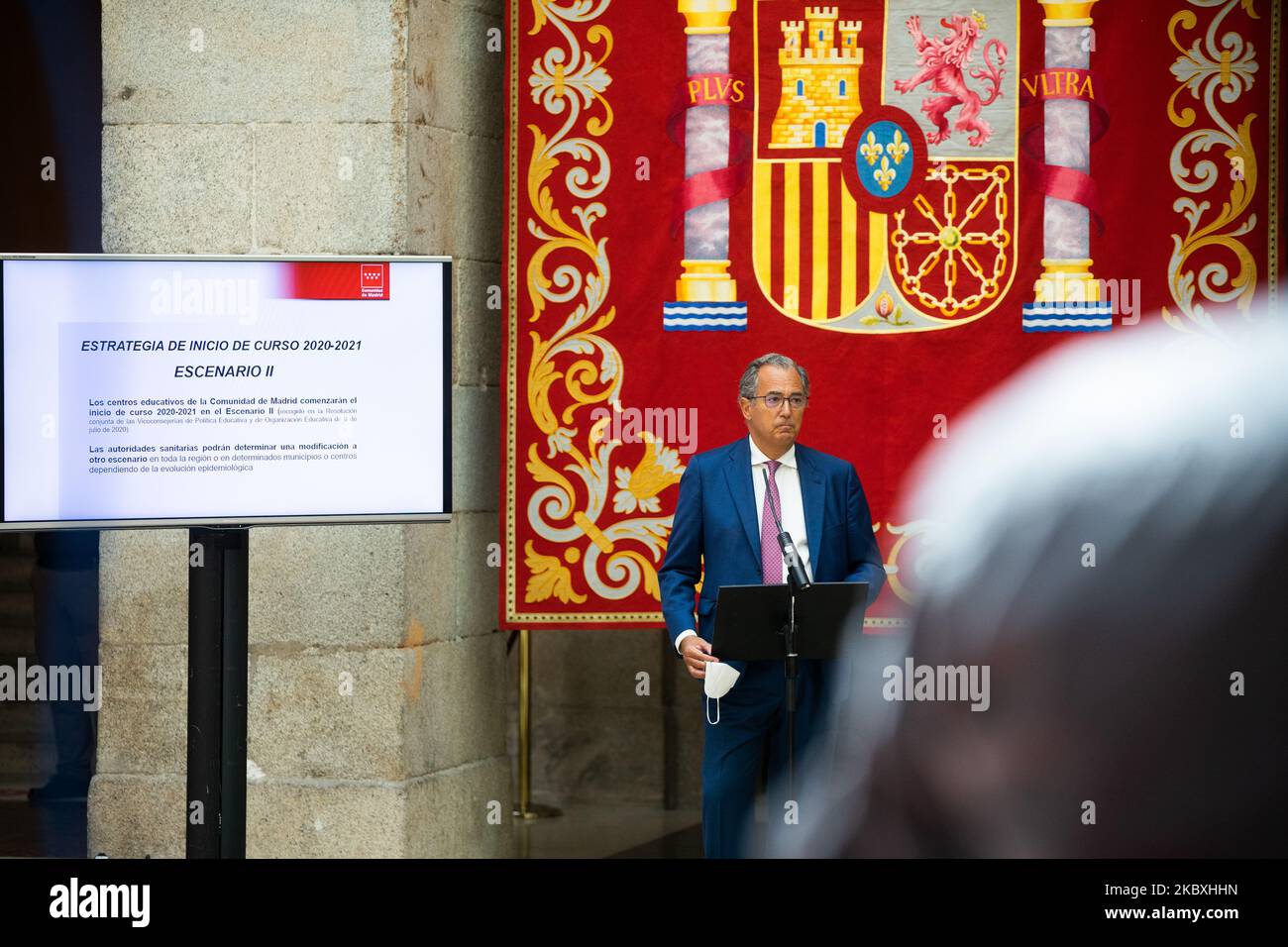 Enrique Ossorio, Ratsmitglied für Bildung und Jugend, stellt den Plan der Regionalregierung vor, angesichts der COVID-Situation -19 und für das Schuljahr 2020/21 in Madrid, Spanien, am 25. August 2020 in den Klassenraum zurückzukehren. Auf den Bildschirmen steht „„Sichere Rückkehr in die Klassenräume“. (Foto von Jon Imanol Reino/NurPhoto) Stockfoto