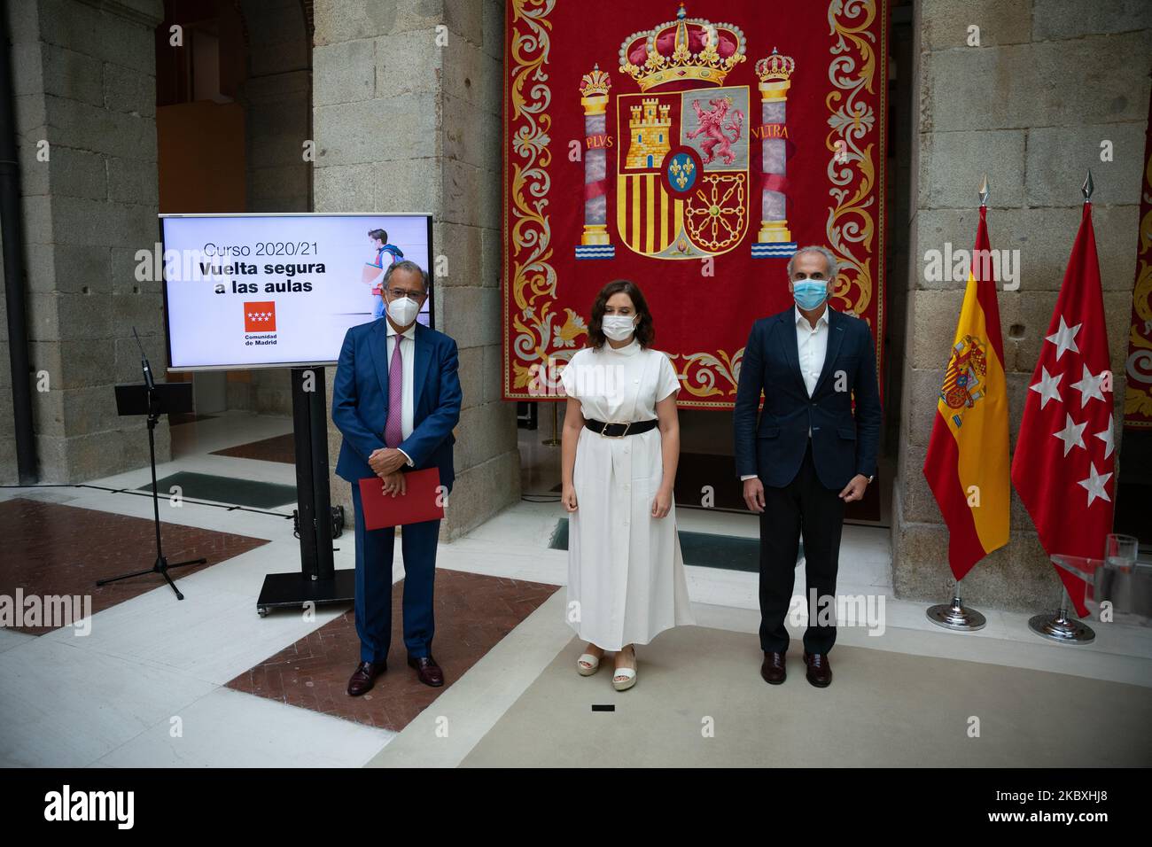 Die Präsidentin der Gemeinschaft von Madrid, Isabel Diaz Ayuso, begleitet von den Ratsmitgliedern für Gesundheit und Bildung und Jugend, Enrique Escudero und Enrique Ossorio, Stellt den Plan der Regionalregierung vor, angesichts der COVID-Situation -19 und für das Schuljahr 2020/21 in Madrid, Spanien, 25. August 2020 in den Klassenraum zurückzukehren. Auf den Bildschirmen steht „„Sichere Rückkehr in die Klassenräume“. (Foto von Jon Imanol Reino/NurPhoto) Stockfoto