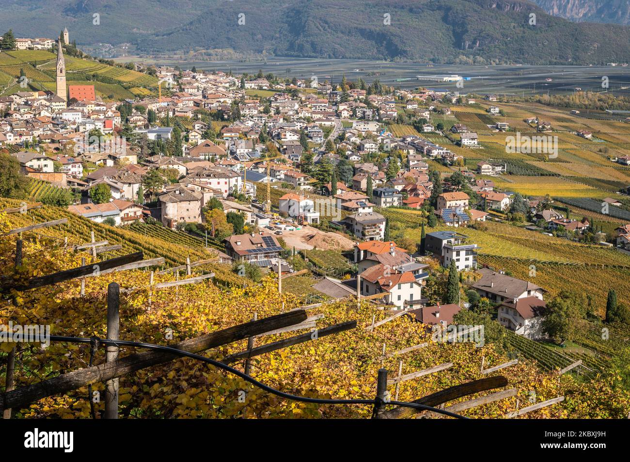 Tramin Dorf (Tramin) entlang der Weinstraße. Tramin ist das Weindorf in Südtirol - Provinz Bozen - Norditalien Stockfoto