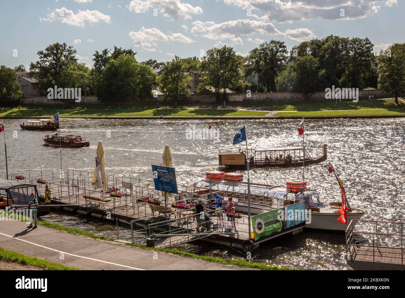 Touristen werden auf einem Boulevard des Flusses Wistula gesehen, während Polen internen Tourismus fördert, nachdem die globale Coronavirus-Sperre die internationalen Reisen drastisch geschrumpft hat - Krakau, Polen am 26. August 2020. Trotz der Lockerung der Coronavirus-Sperre in Polen gibt es nur einen Bruchteil der üblichen Zahl von Touristen in Krakau. (Foto von Dominika Zarzycka/NurPhoto) Stockfoto