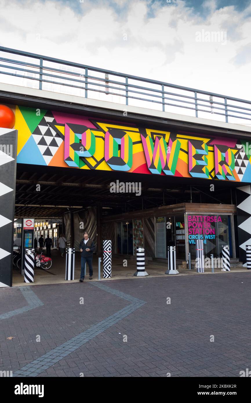 Der farbenfrohe neue Stromeingang zum Circus West Village im Battersea Power Station von Morag Myerscough, Battersea, London, England, Großbritannien Stockfoto