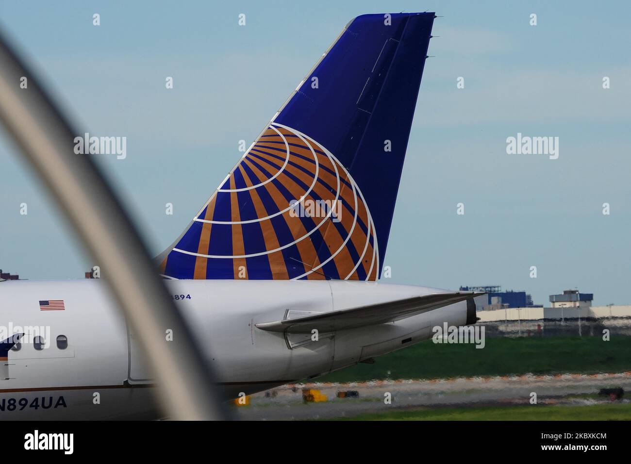 Ein Blick auf ein Flugzeug der United Airlines, das am 26. August 2020 in New York City, USA, den Flughafen La Guardia anlegt, um während der Coronavirus-Pandemie zu starten. Die Suche nach vermissten United Airlines Executive wird fortgesetzt. (Foto von John Nacion/NurPhoto) Stockfoto