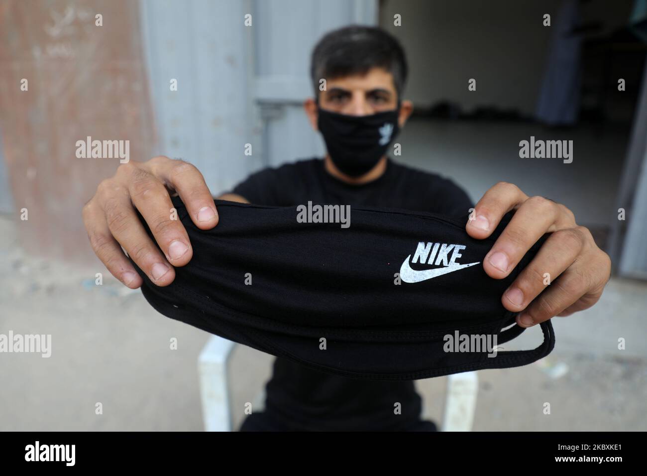 Ein Verkäufer verkauft Masken während der anhaltenden COVID-19-Pandemie des Coronavirus in Gaza-Stadt, 26. August 2020. Der Gazastreifen wird seit dem 25. August nach Entdeckung der ersten Fälle von Infektionen mit dem pandemischen SARS-CoV-2-Coronavirus, das die COVID-19-Krankheit verursacht, landesweit gesperrt. (Foto von Majdi Fathi/NurPhoto) Stockfoto