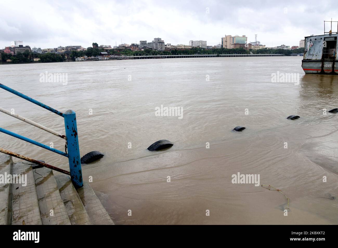 Das Wasser des Ganga River fließt während der zweiwöchentlichen Absperrung nach der COVID-19-Pandemie am 27,2020. August in Kalkutta, Indien, unter starkem Regen auf einem leeren Steg über. (Foto von Debajyoti Chakraborty/NurPhoto) Stockfoto