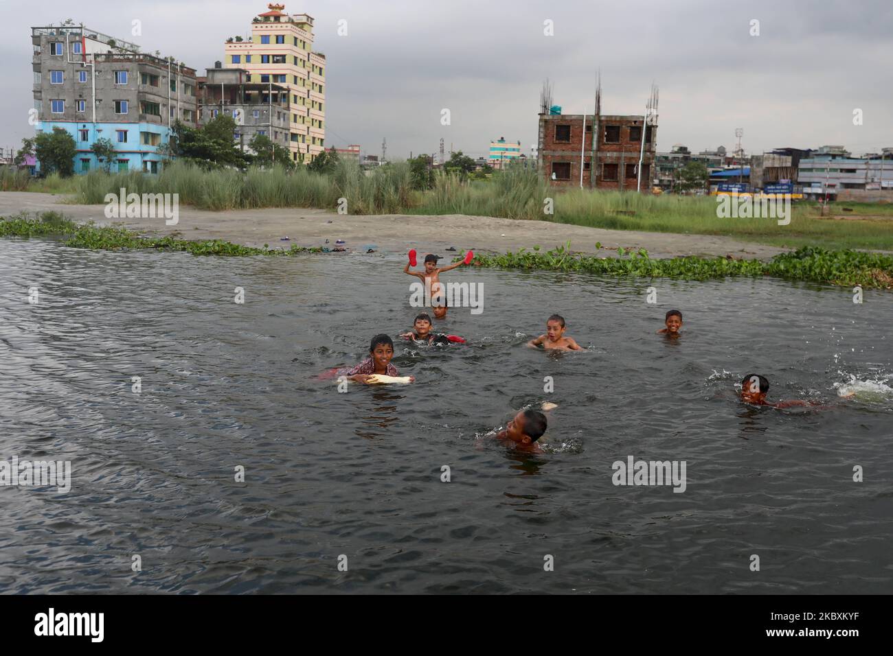 Am 27. August 2020 plündern Kinder in einem Stausee in Dhaka Bangladesch. (Foto von Kazi Salahuddin Razu/NurPhoto) Stockfoto