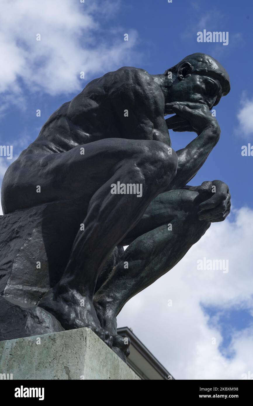 Der Denker (französisch: Le Penseur), eine Bronzeskulptur von Auguste Rodin, ist am 27. August 2020 im Garten des Rodin-Museums in Paris, Frankreich, zu sehen. Es öffnete seine Türen im Jahr 1919 im ehemaligen Hotel Biron und zeigt das Werk des Bildhauers Auguste Rodin. (Foto von Oscar Gonzalez/NurPhoto) Stockfoto