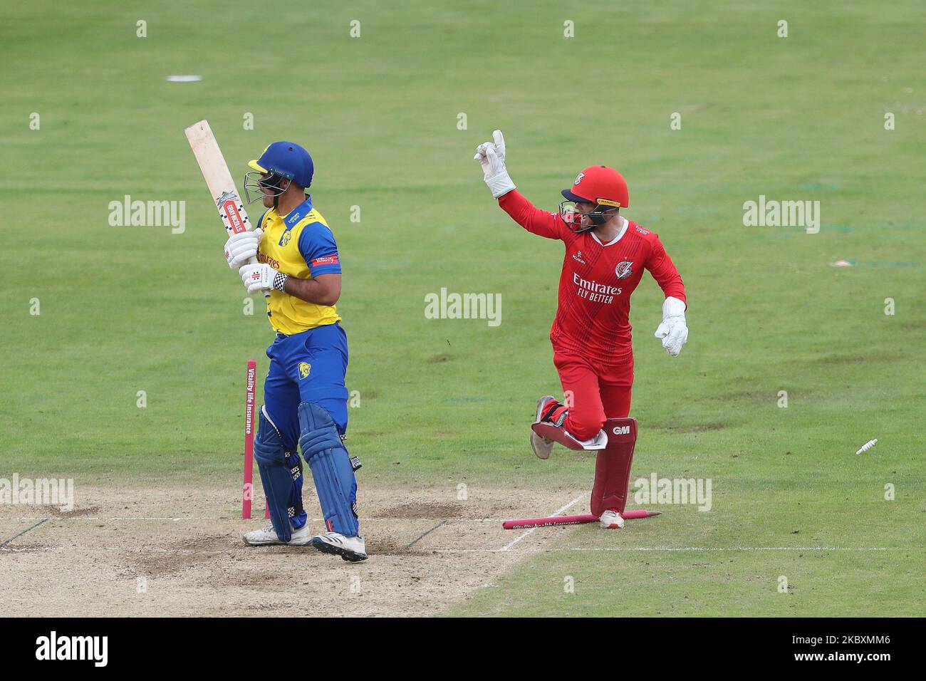 Alex Davies von Lancashire stolpert Durhams David Bedingham beim Spiel Vitality Blast T20 zwischen Durham County Cricket Club und Lancashire in Emirates Riverside, Chester le Street, Großbritannien, am 27. August 2020. (Foto von Mark Fletcher/MI News/NurPhoto) Stockfoto