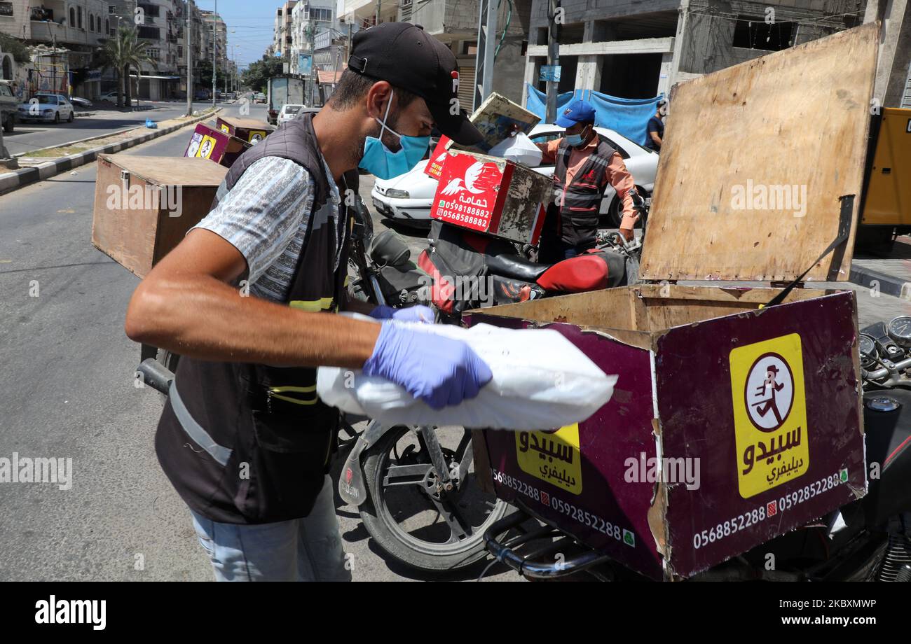 Ein palästinensischer Befreier sammelt am 28. August 2020 in Gaza-Stadt Kundenbefehlen ein, während in der palästinensischen Enklave immer mehr Fälle von Coronaviren zu verzeichnen sind. (Foto von Majdi Fathi/NurPhoto) Stockfoto