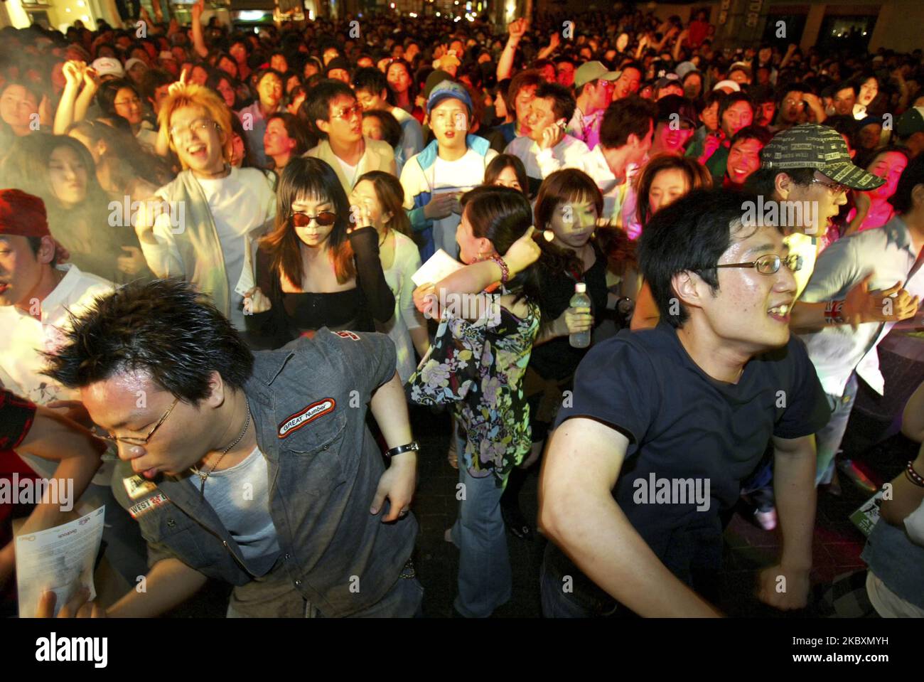 Menschen, die EDM-Musik und -Tanz genießen, während eines Hi Seoul Sound Festivals in der Nähe der Innenstadt von Seoul, Südkorea, am 1. Mai 2005. (Foto von Seung-il Ryu/NurPhoto) Stockfoto