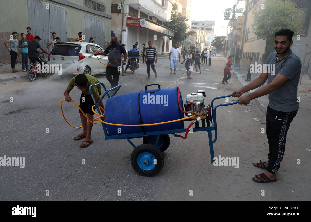 Ein palästinensischer Arbeiter sprüht Desinfektionsmittel auf einer Straße nach dem Ausbruch der Coronavirus-Krankheit (COVID-19), am 28. August 2020 in Gaza-Stadt. (Foto von Majdi Fathi/NurPhoto) Stockfoto