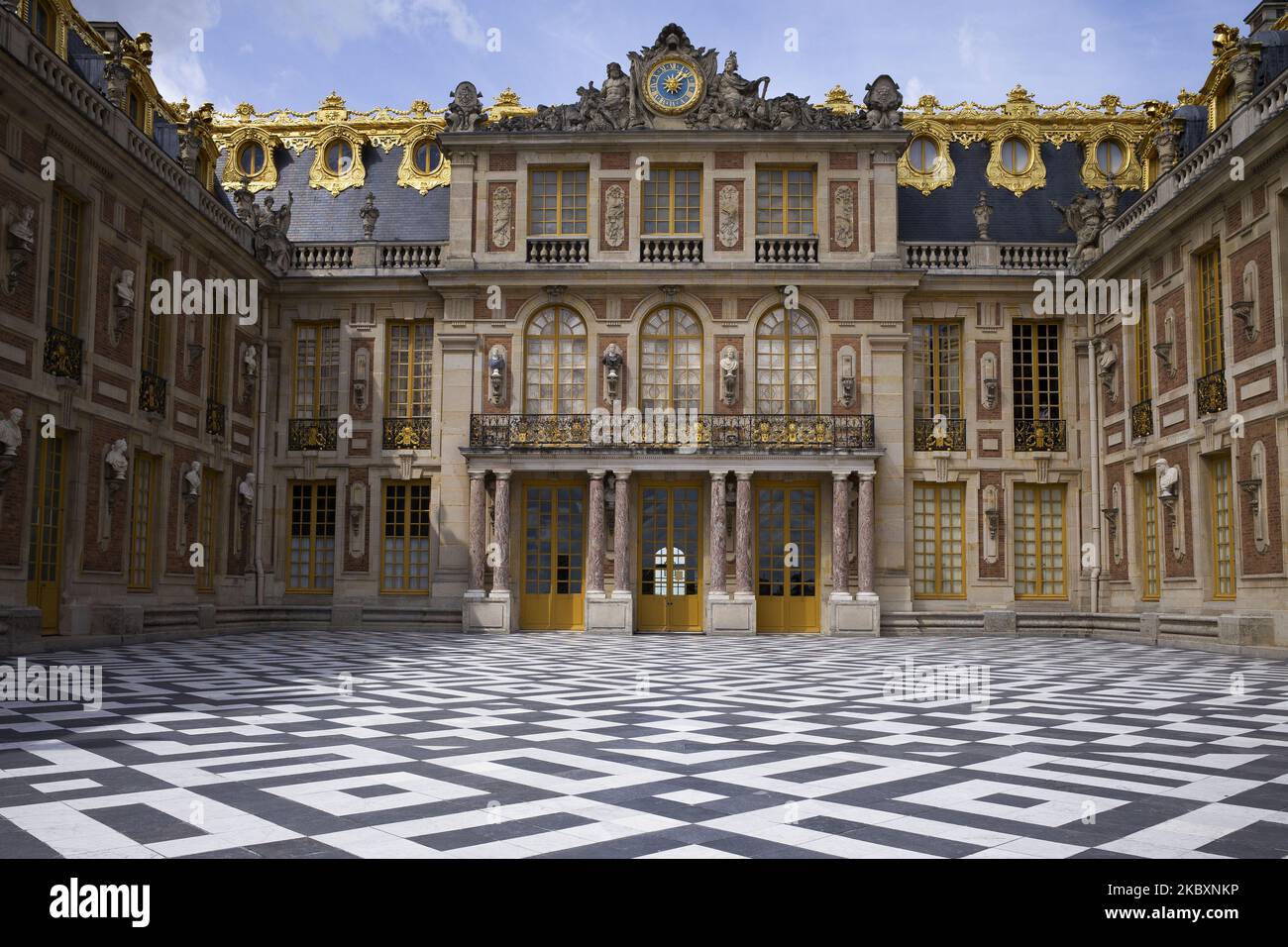 Das Schloss von Versailles, die königliche Residenz von 1682 bis 1789, ist einer der wichtigsten monarchischen Architekturkomplexe in Europa und wurde von der UNESCO zum Weltkulturerbe erklärt. Paris, Frankreich, am 28. August 2020. (Foto von Oscar Gonzalez/NurPhoto) Stockfoto