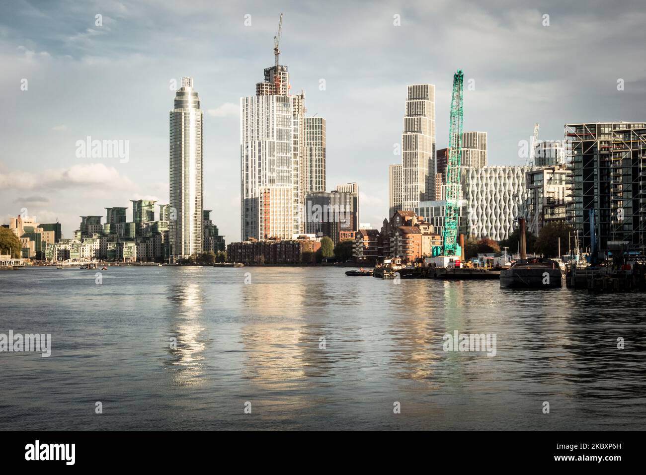 Die Themse am Nine Elms mit Hochhausbau rund um den St. George's Wharf Tower und die amerikanische Botschaft, London, England, Großbritannien Stockfoto