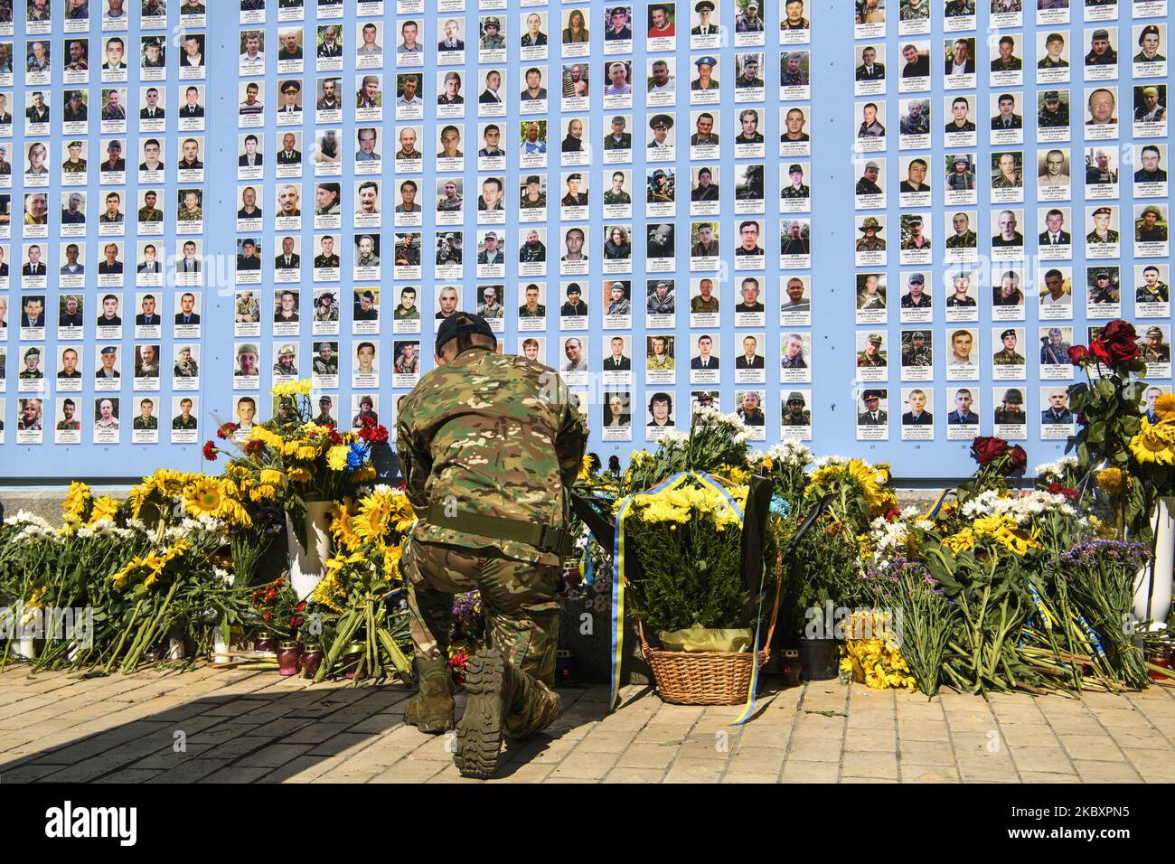 Das ukrainische Militär in der Nähe der Gedenkmauer der gefallenen Verteidiger der Ukraine im Krieg in der Ostukraine 2014-2020 während einer Gedenkfeier zum Gedenktag der gefallenen Verteidiger der Ukraine in Kiew, Ukraine, 29. August 2020. (Foto von Maxym Marusenko/NurPhoto) Stockfoto