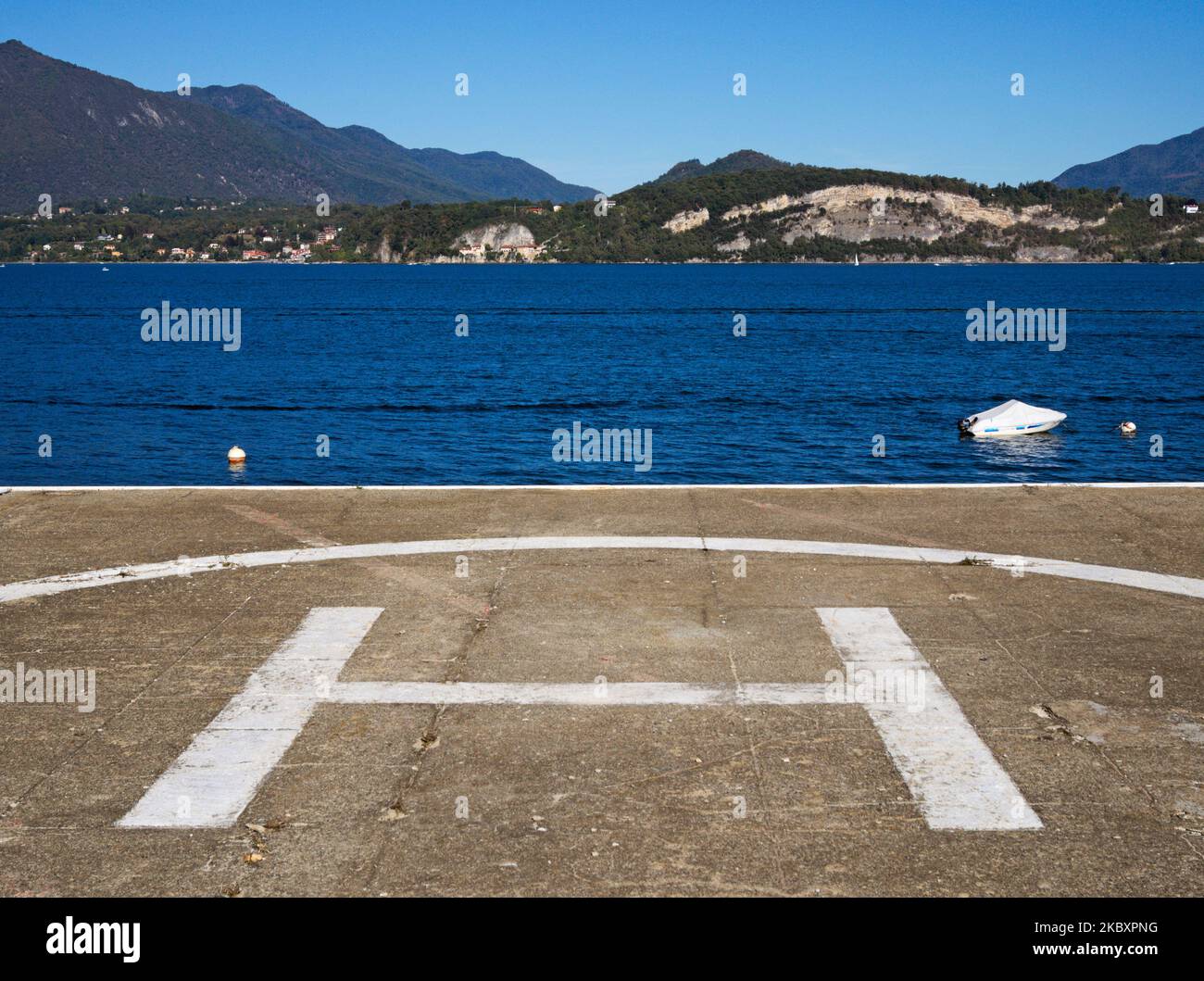 Ein Hubschrauberlandeplatz (Hubschrauberlandeplatz) am Ufer des Lago Maggiore, Piemont, Italien Stockfoto