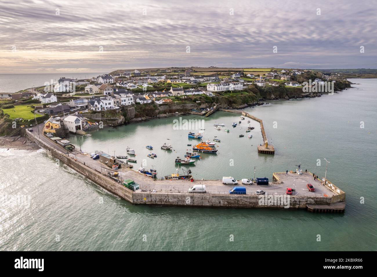 Ballycotton, East Cork, Irland. 4.. November 2022. Die Sonne schien heute auf dem Fischerdorf Ballycotton. Lokale Fischerboote dockten an, um ihren Garnelenfang in Restaurants in Spanien und Frankreich zu entladen. Quelle: AG News/Alamy Live News Stockfoto