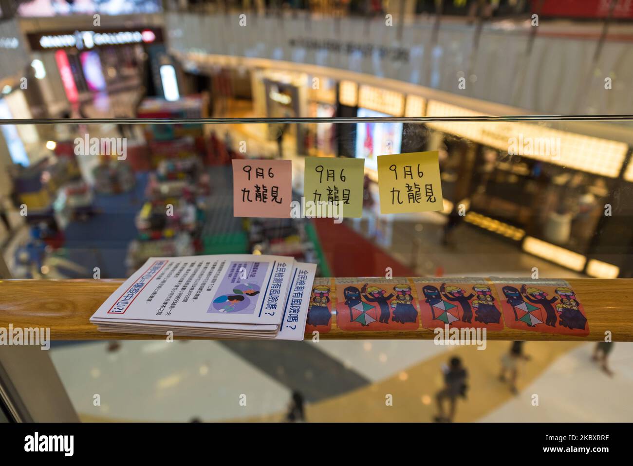 Flugblätter, die in der Moko Mall hinterlassen wurden, warnen vor den Massenprotesten der Regierung für Covid-19 und vor dem Aufruf nach dem Aufruf zur Protestaktion am 6. September in Kowloon (Datum, an dem die Legco-Wahlen stattfinden sollten). Online-Aufrufe auf Telegrammkanälen forderten Proteste im Moko-Einkaufszentrum, um an die von Demonstranten so genannten „8,31-Angriffe“ zu erinnern, bei denen die Bereitschaftspolizei am 31. August 2019 eine gewalttätige Intervention innerhalb der MTR-Station von Prince Edward durchführte. In Hongkong, China, am 30. August 2020. (Foto von Marc Fernandes/NurPhoto) Stockfoto