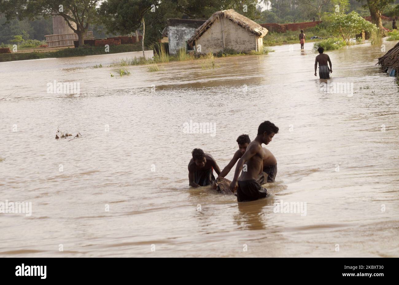 Die Dorfbewohner in tiefer gelegenen Gebieten werden als ihre Häuser in den Hirakud-Staudamm des Mahanadi-Flusses eingetaucht, der nur am Rande von Bhubaneswar liegt und in seinen Nebenflüssen in abwärts fließende Flüsse kreuzt, nachdem das Hochwasser des Damms aufgrund des starken Regenfalls im oberen Einzugsgebiet freigesetzt wurde und es zu einer Überschwemmungssituation und führt Niedrig liegende lebende Völker kommen zu den Flussdämmen, um Schutz zu erhalten, da über Hunderten von Dörfern in 10 Distrikten am 30,2020. August in den Küstengebieten des ostindischen Staates Odisha, Bhubaneswar, Indien, von dem Hochwasser betroffen war. (Foto von STR/NurPhoto) Stockfoto