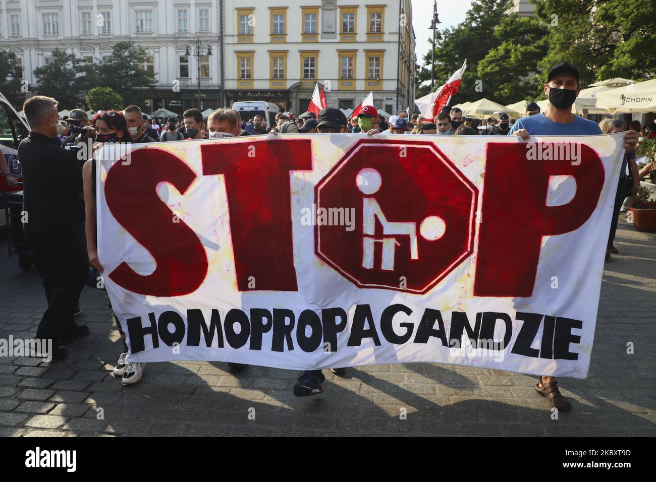 Während der Anti-LGBT-Proteste auf dem Hauptplatz in Krakau, Polen, am 29. August 2020 halten Menschen ein Transparent mit dem Motto „Stop homopropagand“. Die Demonstration wurde von rechtsextremen nationalistischen Gruppen und einer lebensfreundlichen Stiftung organisiert. Zur gleichen Zeit fand in der Nähe der Gleichstellungsmarsch von LGBT-Anhängern statt. (Foto von Beata Zawrzel/NurPhoto) Stockfoto