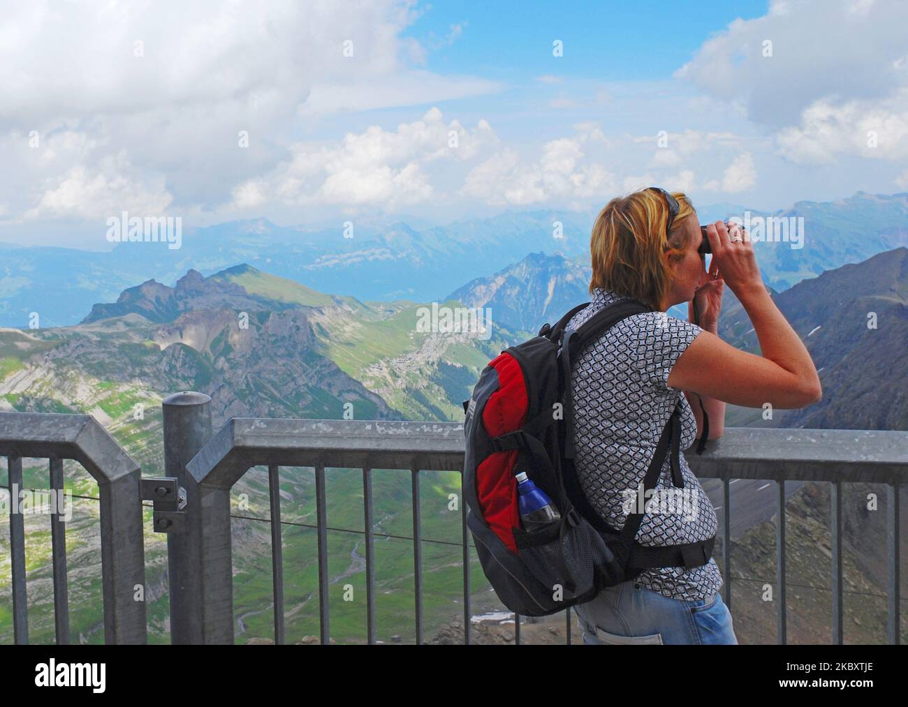 Frau mit Fernglas auf der Terrasse des Schilthorns (Piz Gloria) Oberland Berner Schweiz Stockfoto