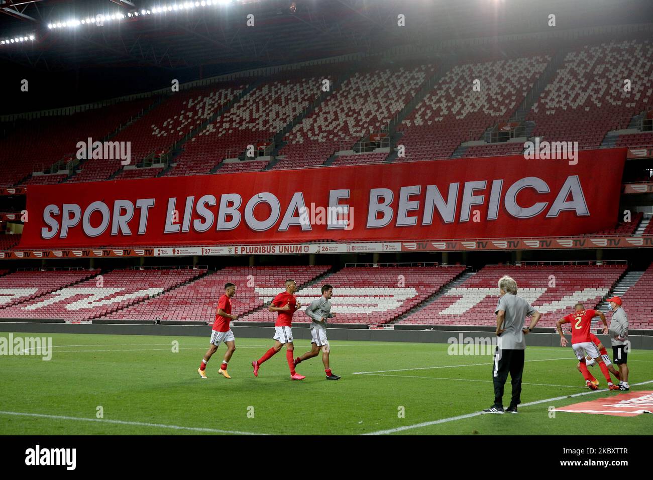 Benficas Cheftrainer Jorge Jesus (C ) sieht sich an, während einige Spieler nach dem Freundschaftsspiel der Vorsaison zwischen SL Benfica und AFC Bournemouth am 30. August 2020 im Luz-Stadion in Lissabon, Portugal, trainieren. (Foto von Pedro FiÃºza/NurPhoto) Stockfoto