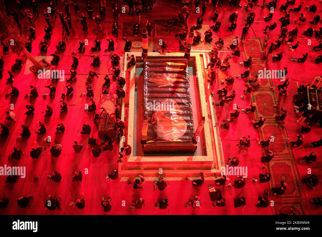 Ein riesiges Porträt der ehemaligen Quds-Streitkräfte der Islamischen Revolutionsgarde (IRGC) ist während einer religiösen Zeremonie anlässlich des Ausbruchs der neuen Coronavirus-Krankheit im Iran am 30. August 2020 im Norden Teherans in einem heiligen Schrein zu sehen. Das neue Coronavirus (COVID-19) brachte das Land in die rote Situation, und die Gesundheitsbeamten warnten die Menschen, dass sie bei den Trauerzeremonien in Muharram soziale Distanzierungen und Gesundheitsprotokolle beobachtet und bereit sind für die dritte Welle der COVID-19-Krankheit, die im Herbst beginnen wird. (Foto von Morteza Nikoubazl/NurPhoto) Stockfoto