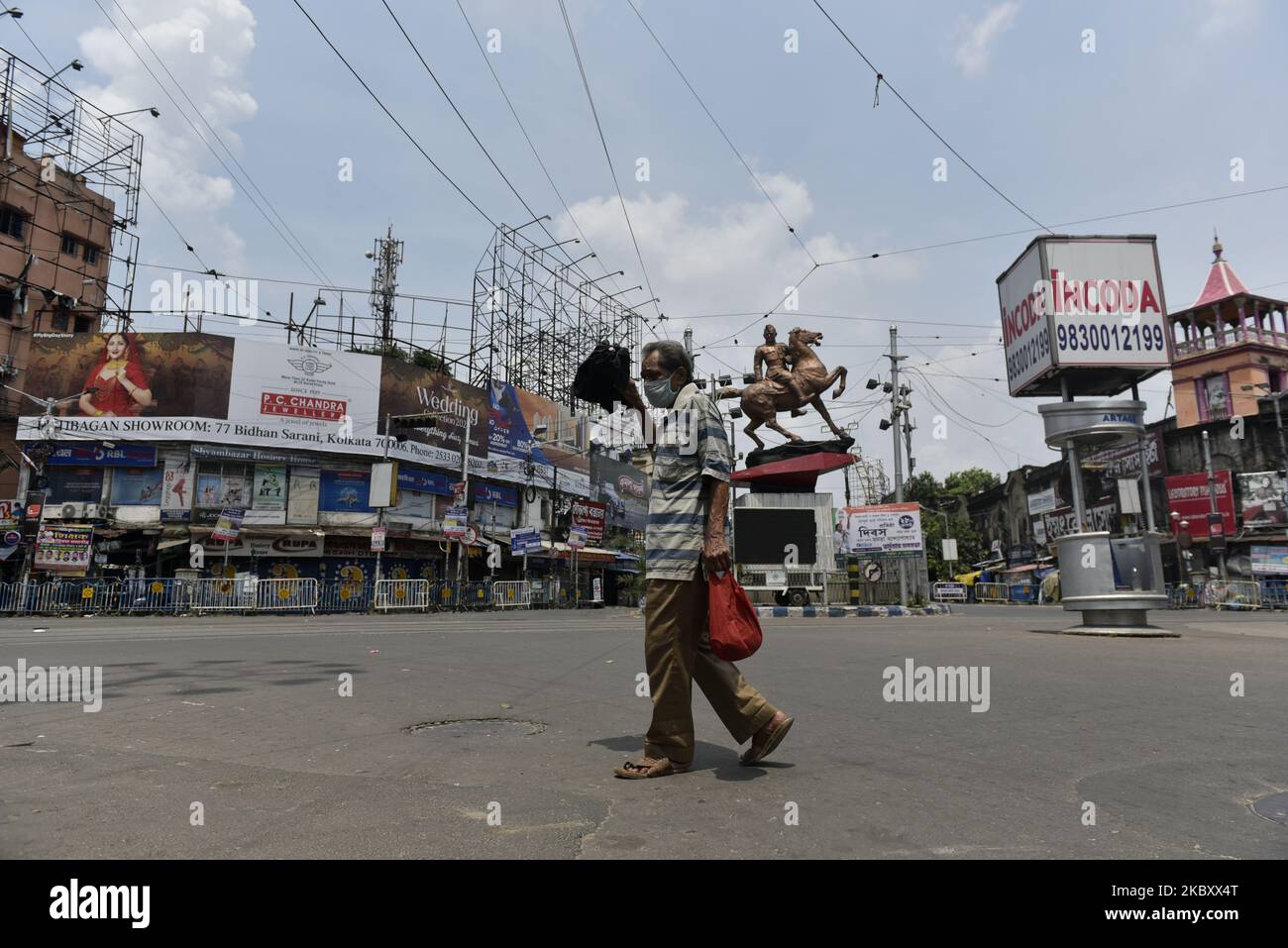 Ein Mann überquert eine verlassene Straße während einer von der Landesregierung verhängten Sperre während eines Coronavirus-Notfalls in Kalkutta, Indien, am 31. August 2020. (Foto von Indranil Aditya/NurPhoto) Stockfoto