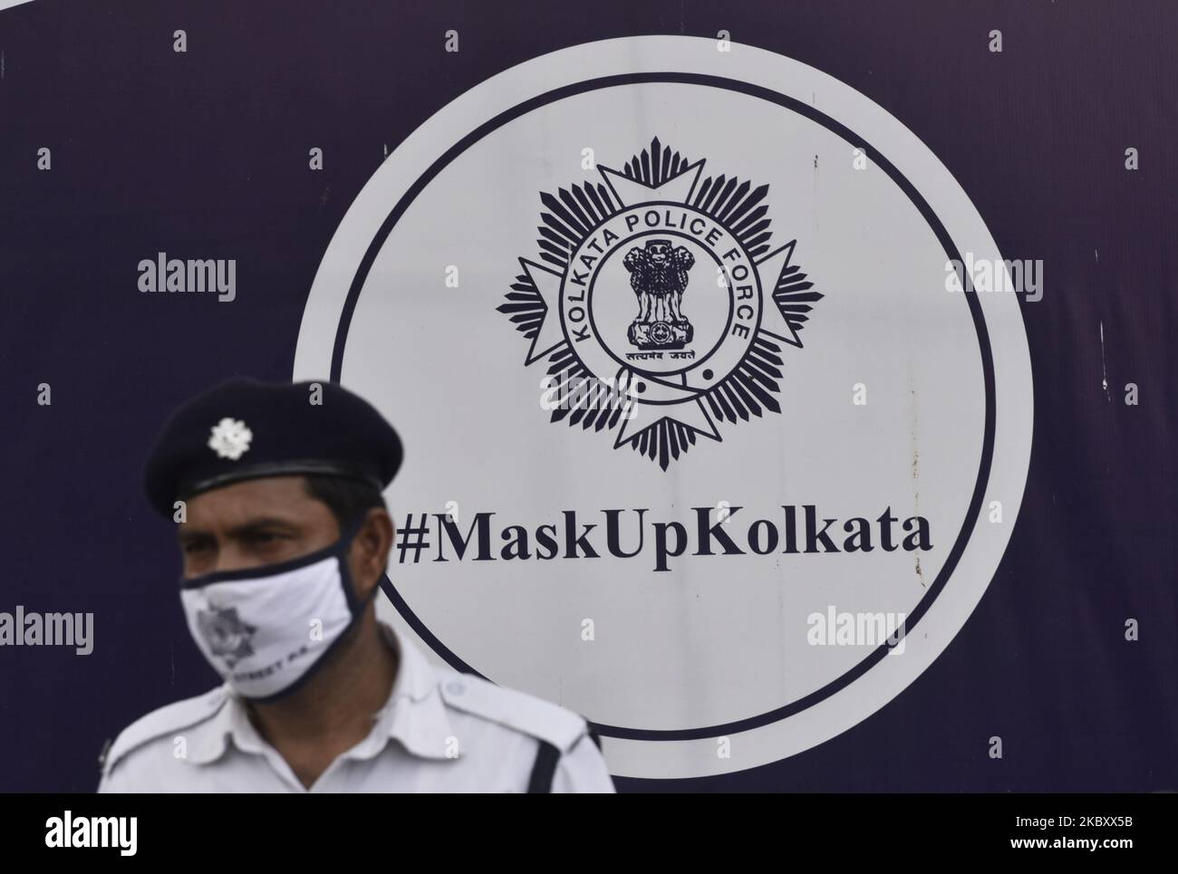 Ein Polizist trägt eine Maske während einer von der Landesregierung verhängten Sperre während eines Coronavirus-Notfalls in Kalkutta, Indien, am 31. August 2020. (Foto von Indranil Aditya/NurPhoto) Stockfoto